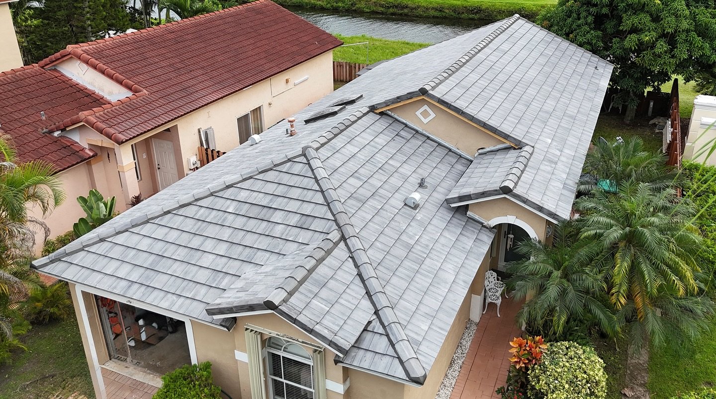 Loving how this tile roof turned out!
We used Saxony 900 in the Stone Mountain Blend color super clean, modern, and built to last. It&rsquo;s giving that fresh, elevated look this home deserved!

Thinking about redoing your roof? Let&rsquo;s get you 
