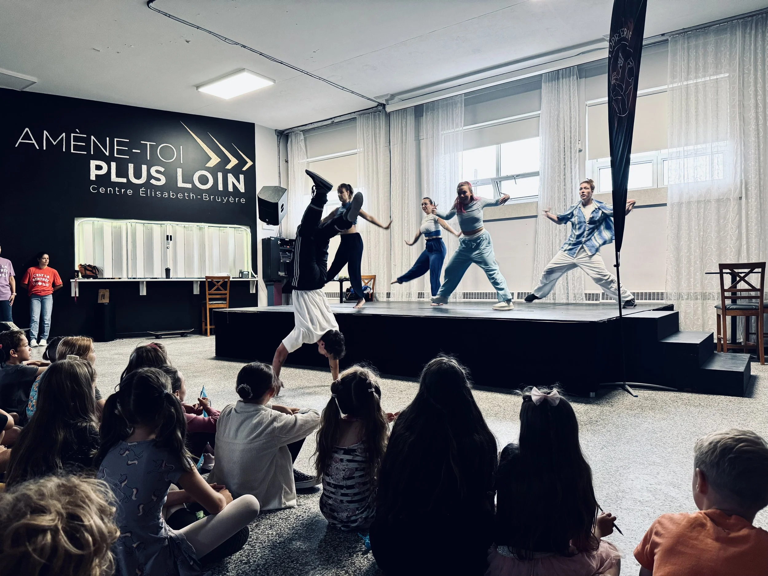 prestation des danseurs de coppercrib devant un groupe de jeunes