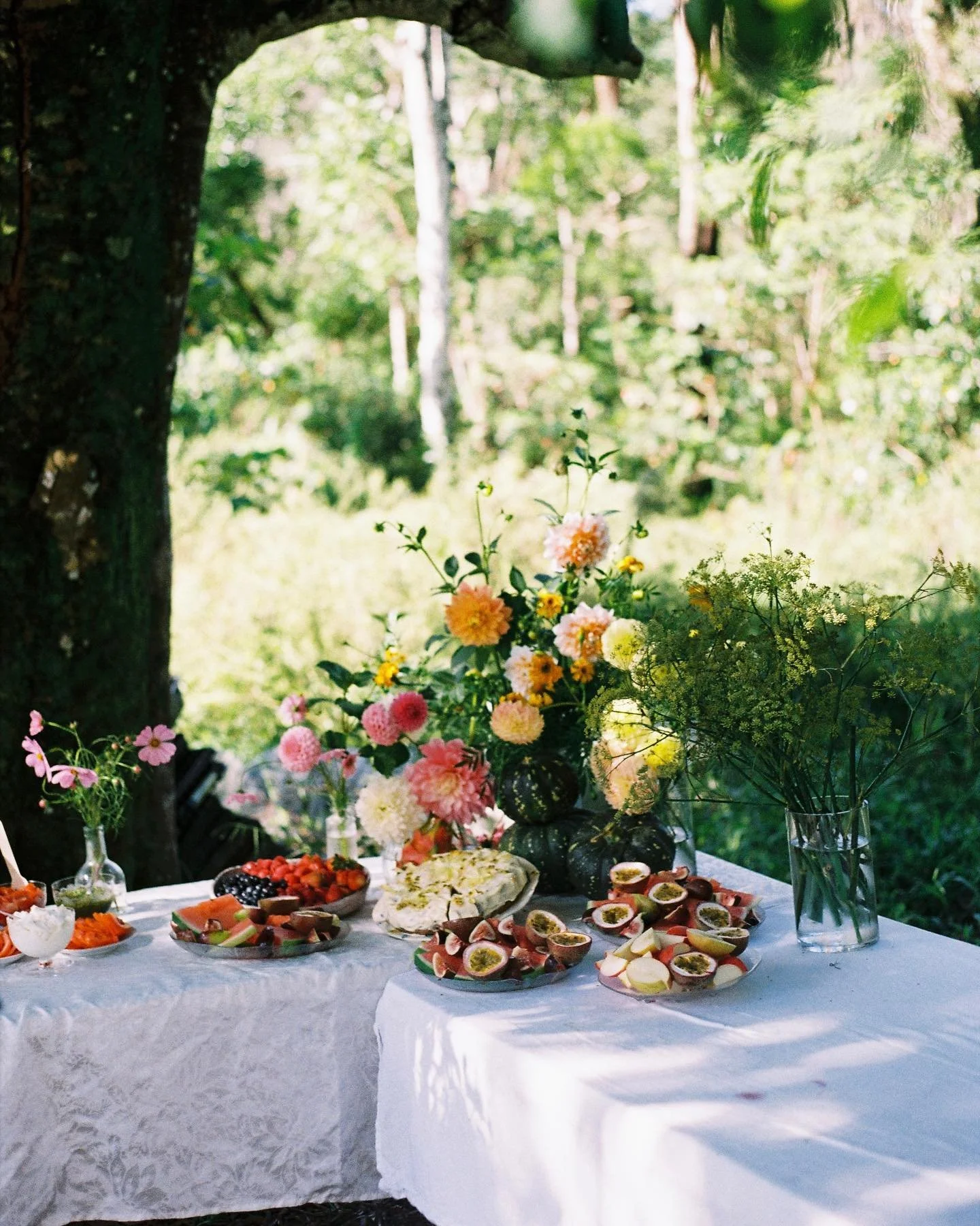 Summer blooms and flower cakes 🌸 the most gorgeous spread &amp; details