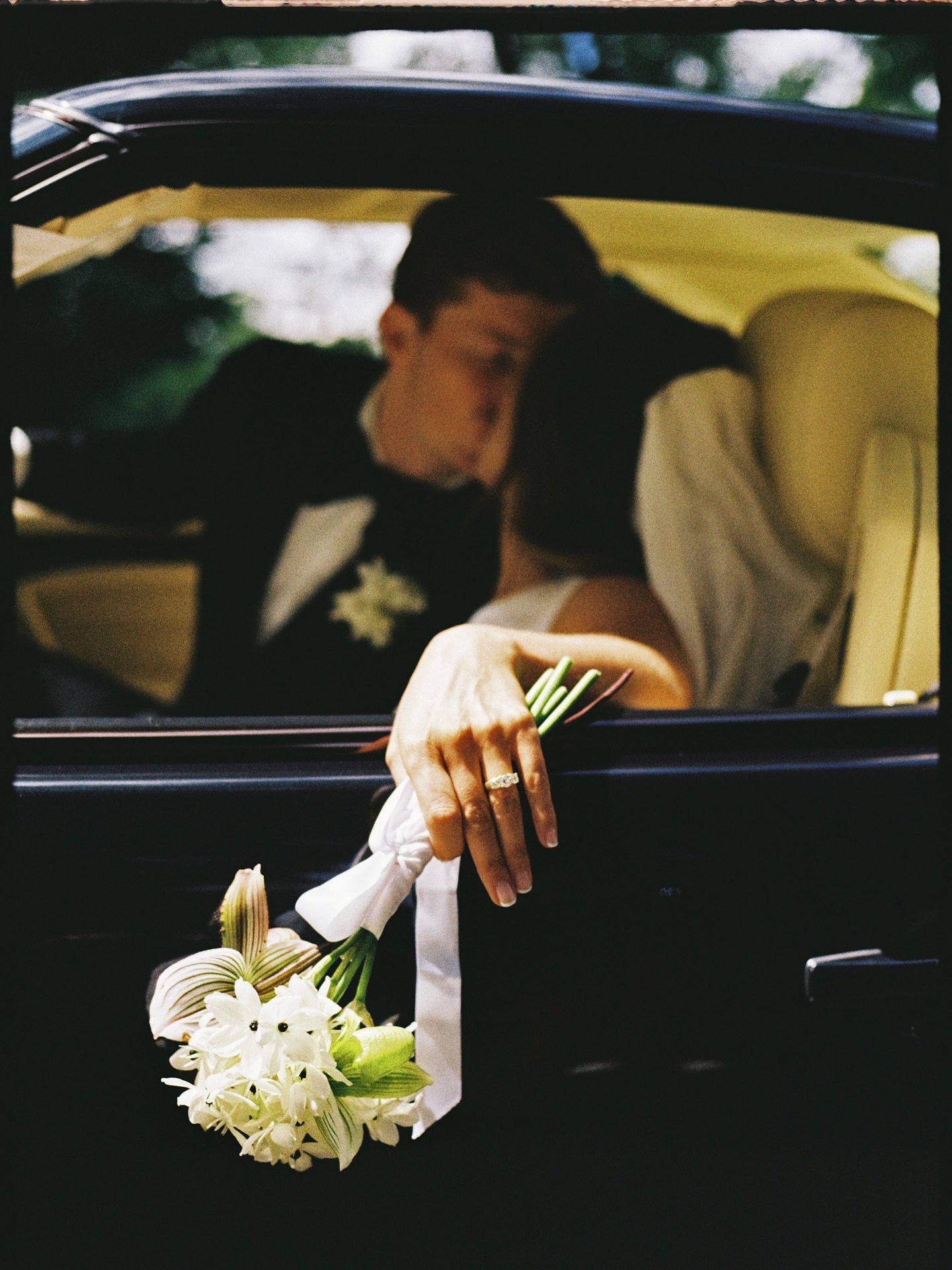 A moment for the wedding car ❤️&zwj;🔥 

Sam had surprised his wife (!) with a hand made &lsquo;Just Married&rsquo; sign, for their secret surprise elopement in the city. Just the sweetest morning of love &amp; celebration before the big wedding a fe