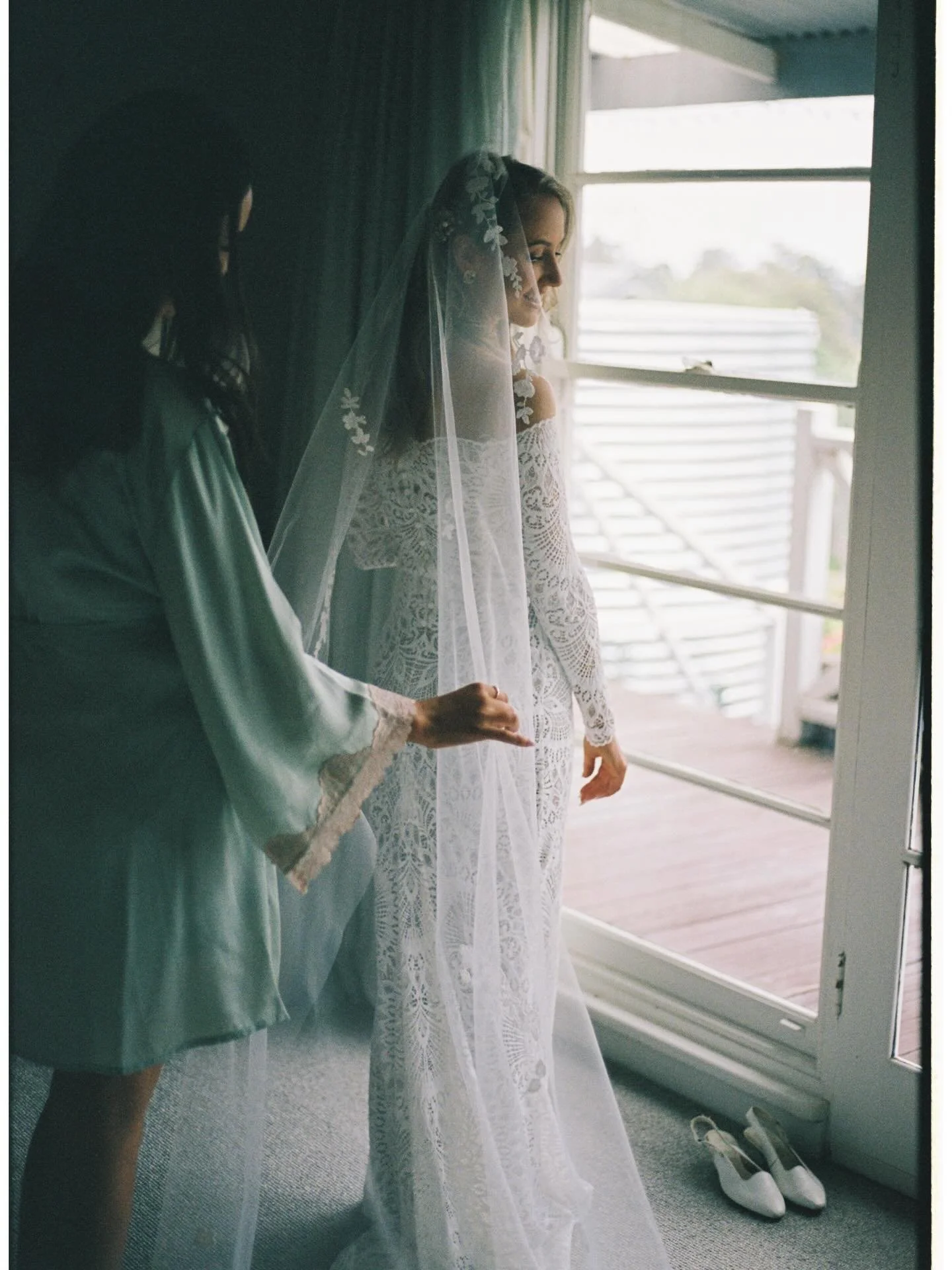 Getting ready moments with Amy ✨ what a privilege to be invited to witness such sweet moments with sisters, families, loved ones. This one felt extra special. 💛