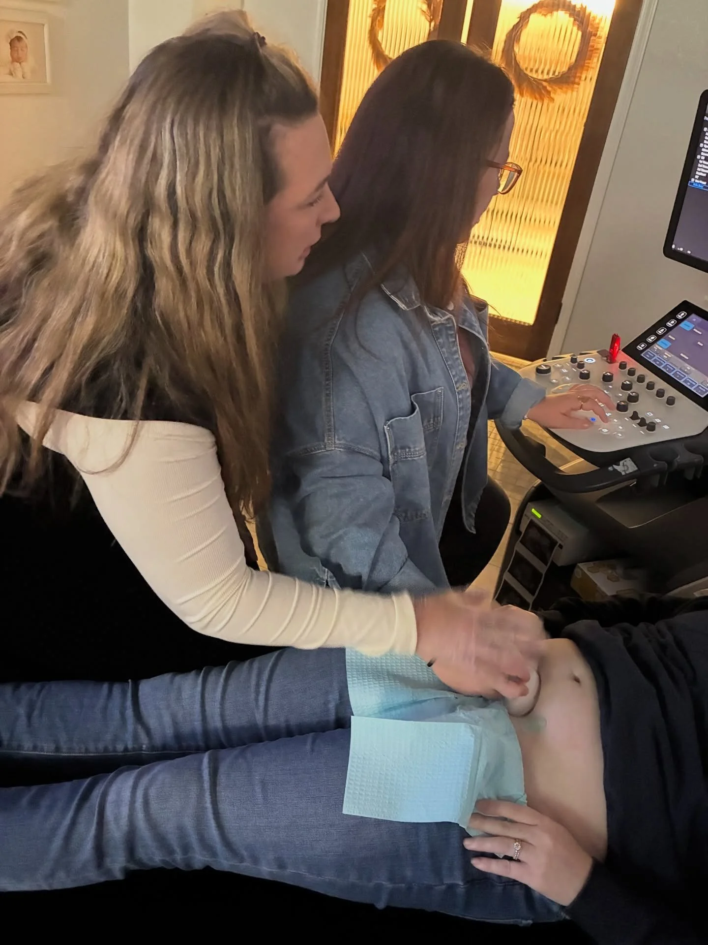 I had the absolute pleasure of doing an ultrasound training for @hellobabyco.burl team in Burlington, Iowa. It was the cutest ultrasound studio owned by the sweetest mama ever! The trainees were so wonderful and engaging and put all their efforts int