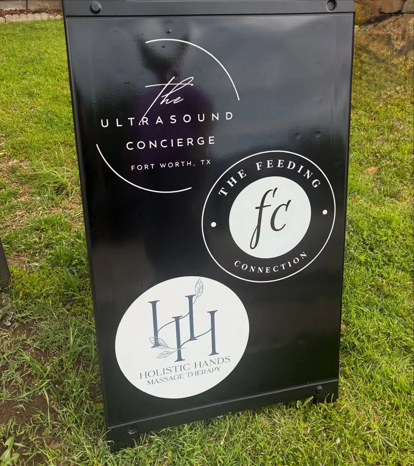 We have an outdoor sign FINALLY!!!!!! Along with our lovely @holistic.hands.birth.wellness and @the.feeding.connection who are all with us inside @alphaandomegachiro