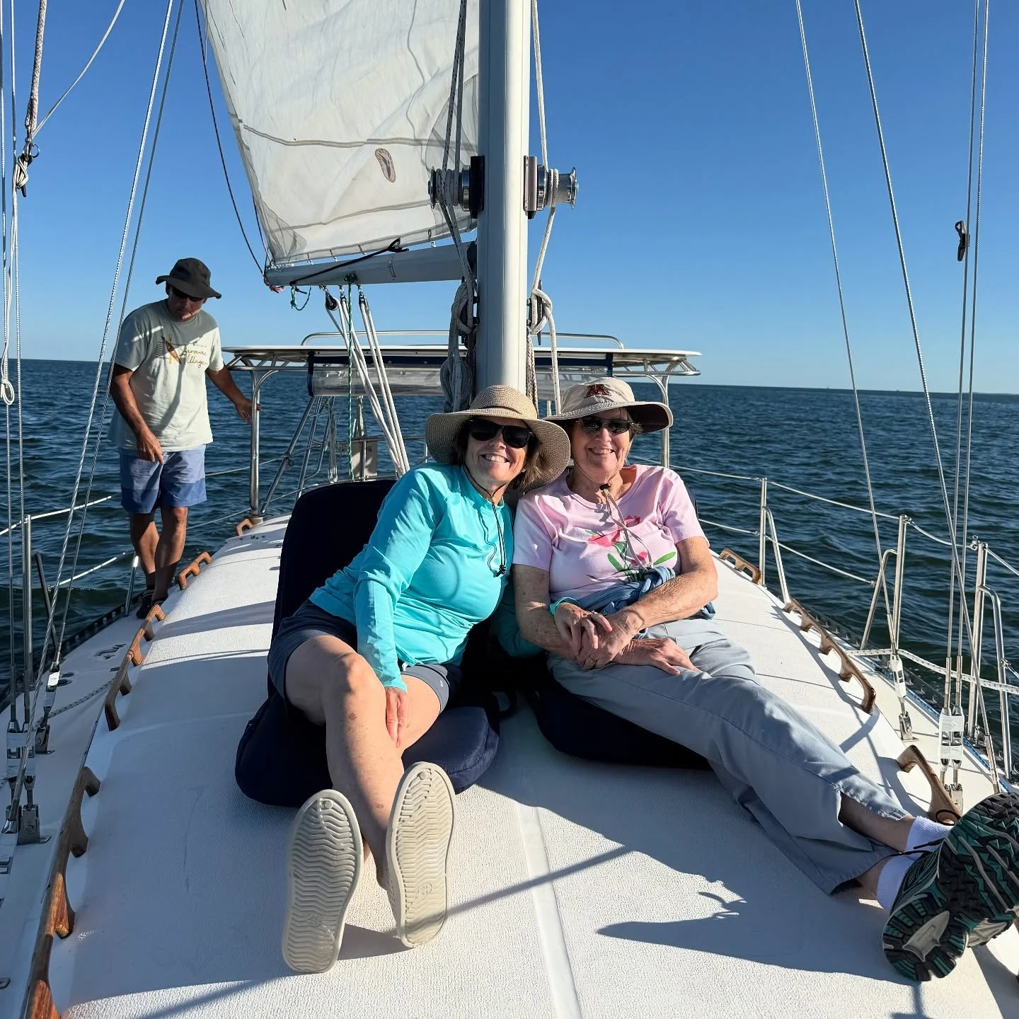 Good day, good wind, great company ⚓️ Thankful for another beautiful day on the Bay. Thank you, Will and family, for spending the day with #SweetSeaCharters

#SweetSeaCharters #WindmillPoint #ChesapeakeBay #SailAndSavor #SailVA #MondayMood #OnTheWate