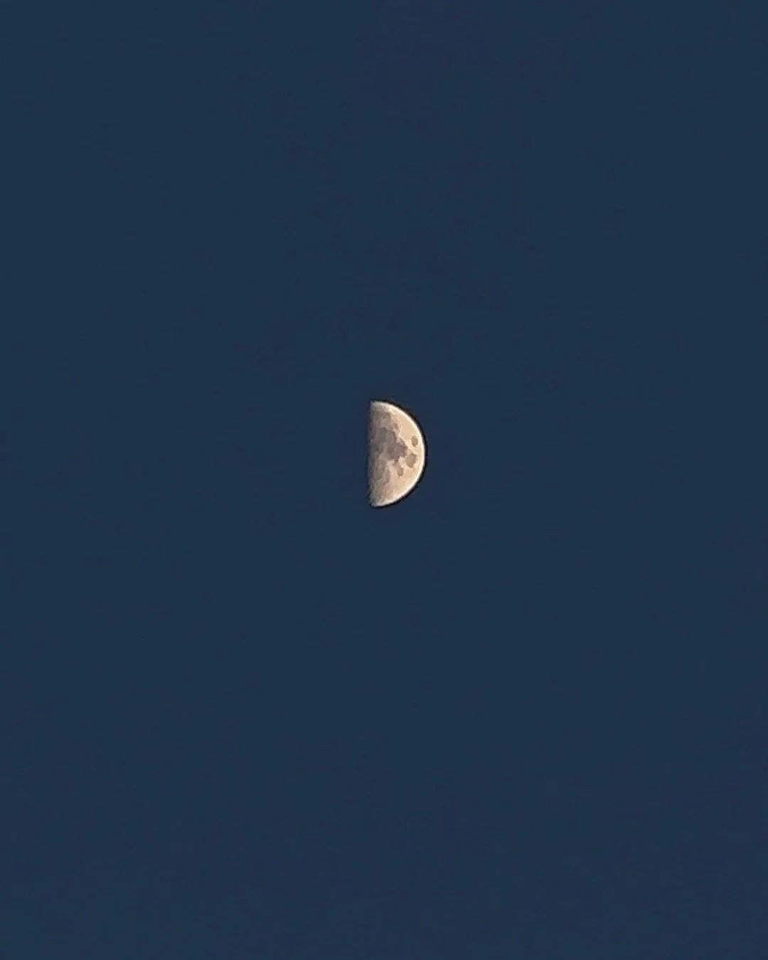 🌙La magia de la luna nos recuerda que todo en la vida es un ciclo.

Y tambi&eacute;n nos invita a observar que no siempre estamos en expansi&oacute;n, ni con la misma energ&iacute;a para todo.

Hay momentos para brillar y otros para descansar y volv