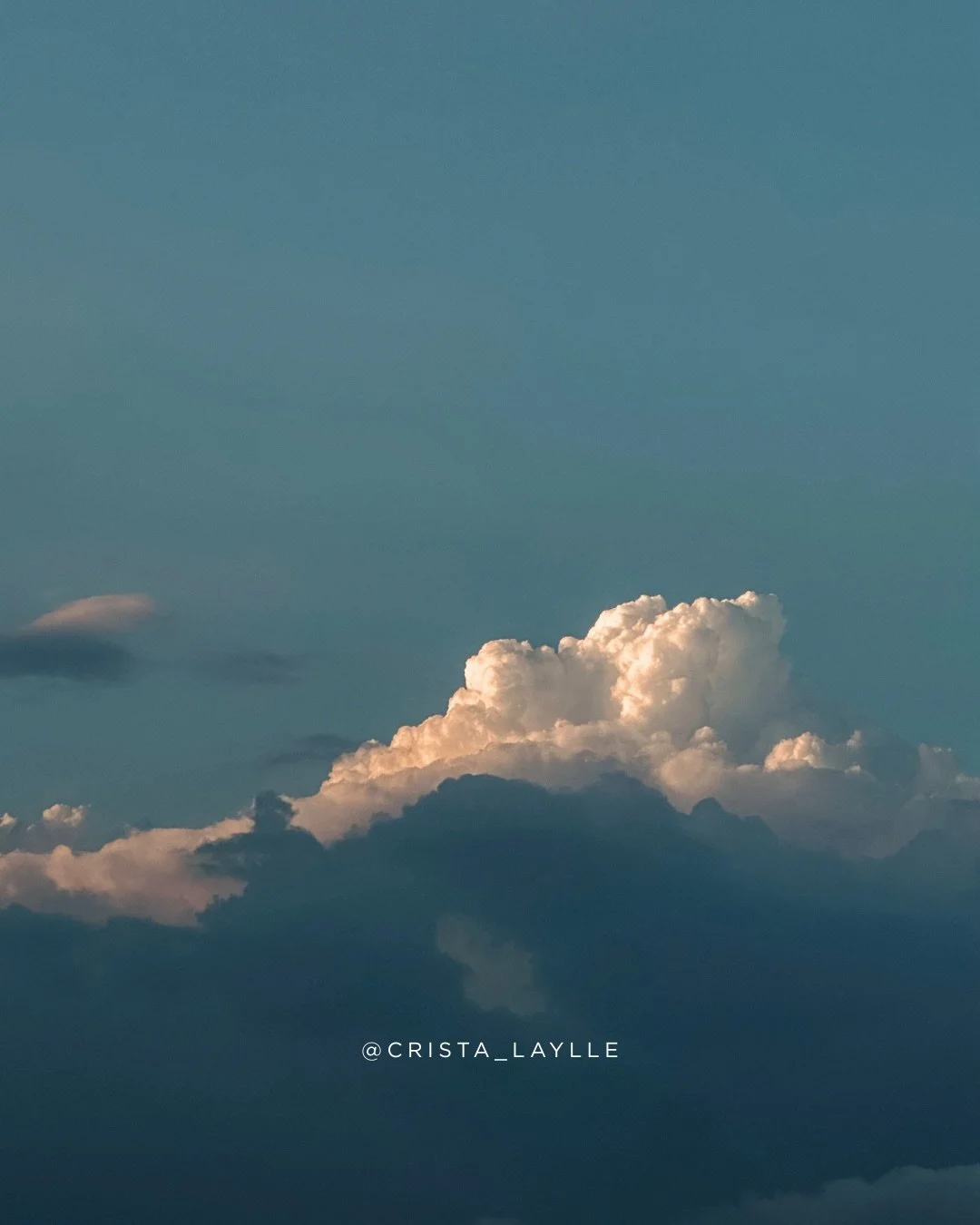 Mi &uacute;ltimo d&iacute;a de 38&hellip;
Hoy miro al cielo y se siente bonito, se siente real, se siente aut&eacute;ntico.

Siento gratitud&hellip;
por cada proceso, cada duda, cada certeza que me trajo hasta aqu&iacute;.

Esta canci&oacute;n de Kar