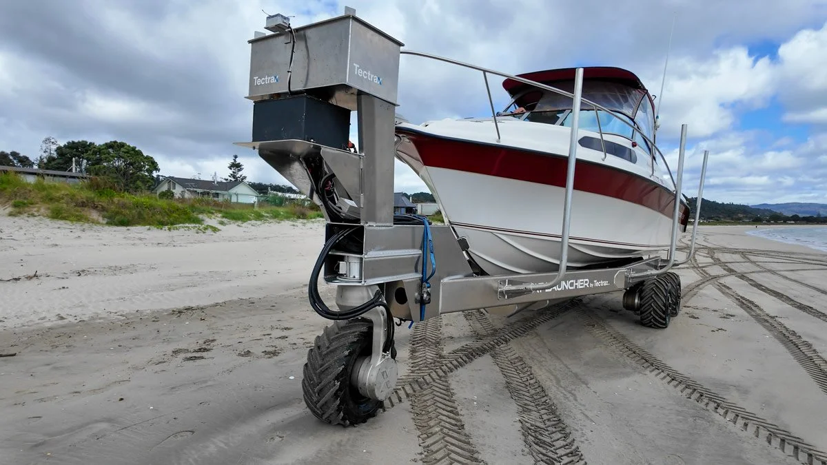 Boat_launcher_cooks_beach-08.jpg