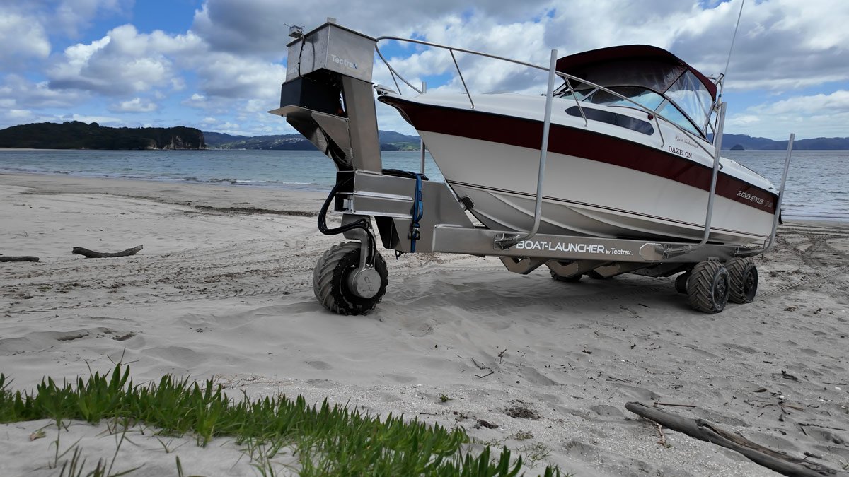 Boat_launcher_cooks_beach-03.jpg