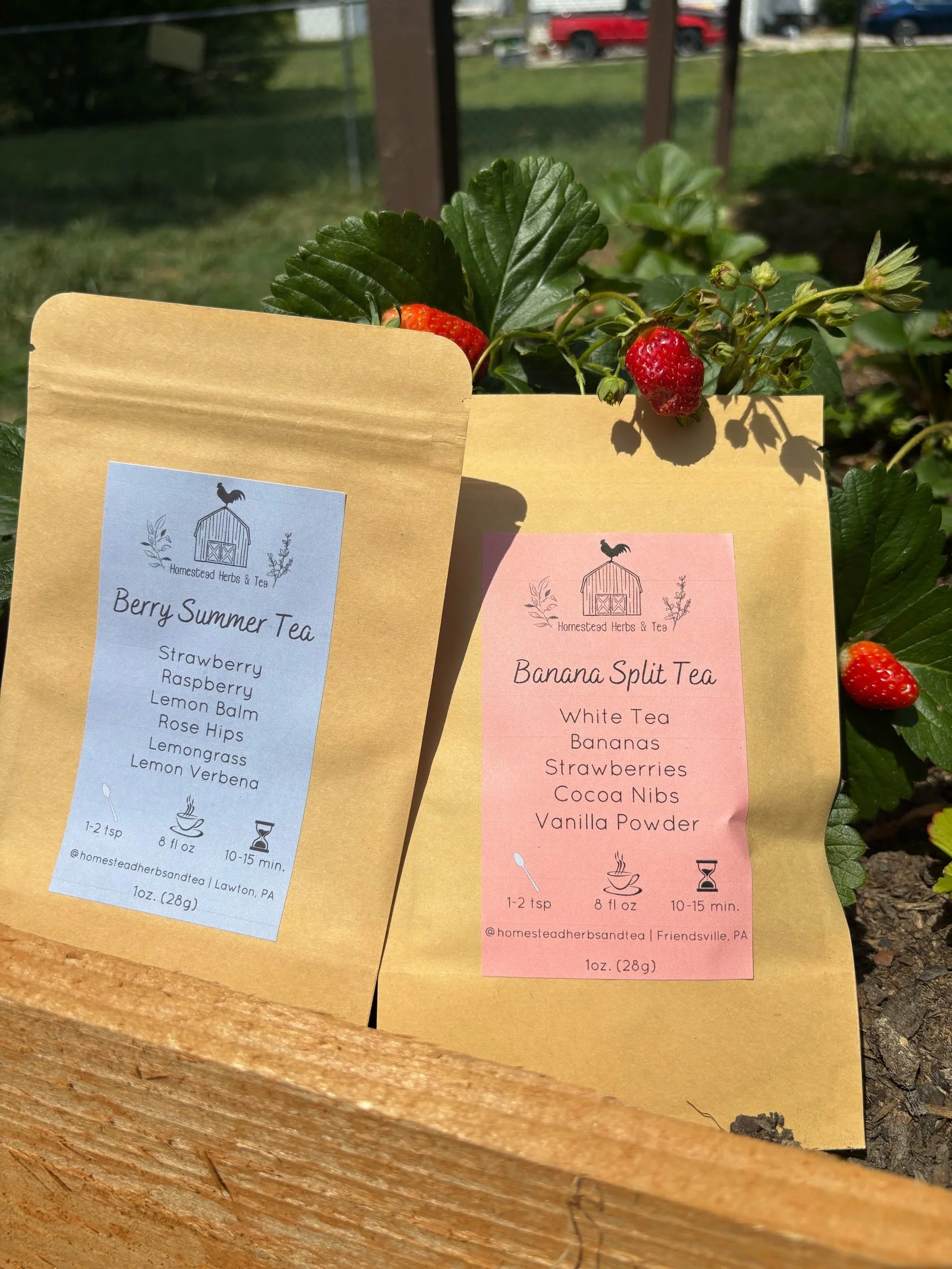 Banana split white loose leaf tea is the perfect beverage to indulge in on a warm sunny day. Strawberries, banana, chocolate, and vanilla all come together in this wonderful tea blend.