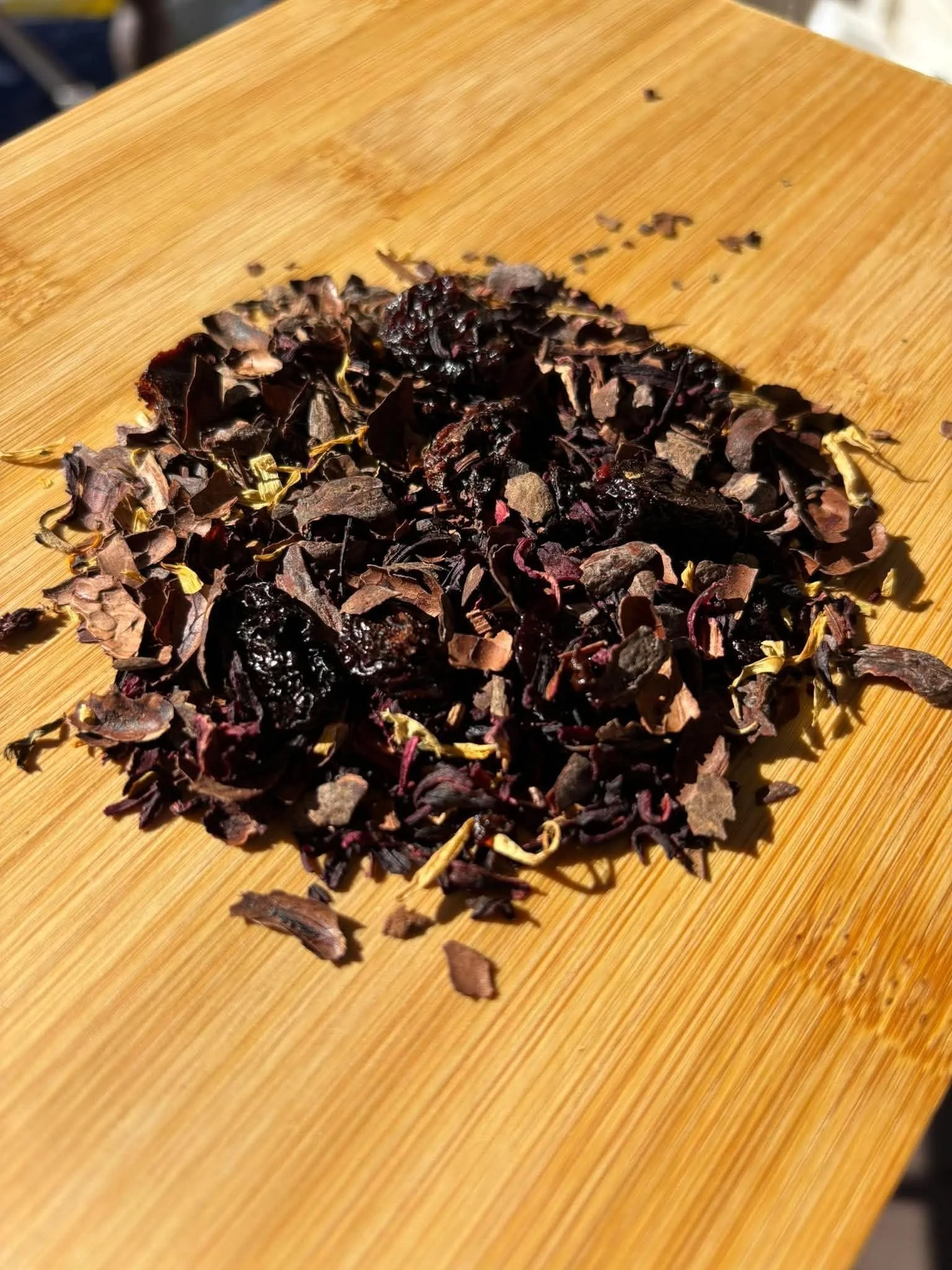 Cherry dark chocolate black loose leaf tea is perfect for any chocolate lover. Bringing sweetness and tartness to your tea cup.