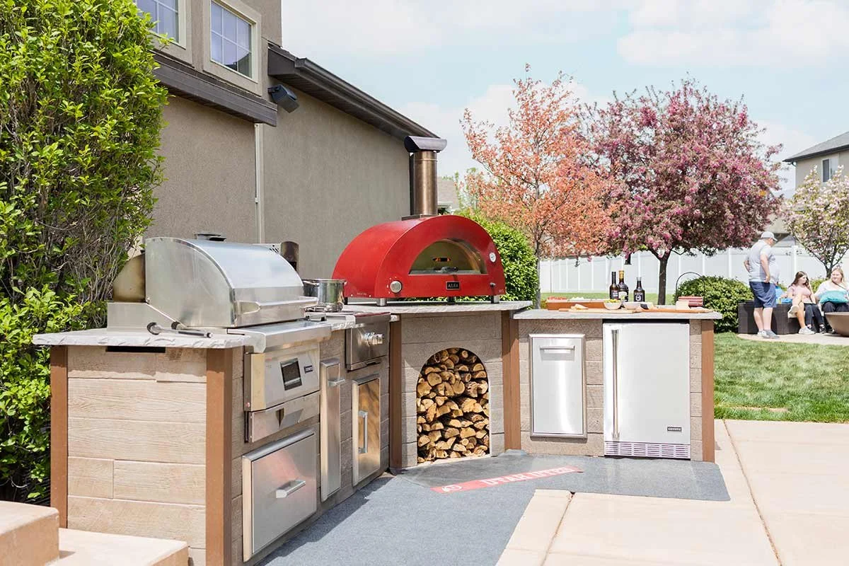 rta-outdoor-kitchen-with-pizza-oven.jpg