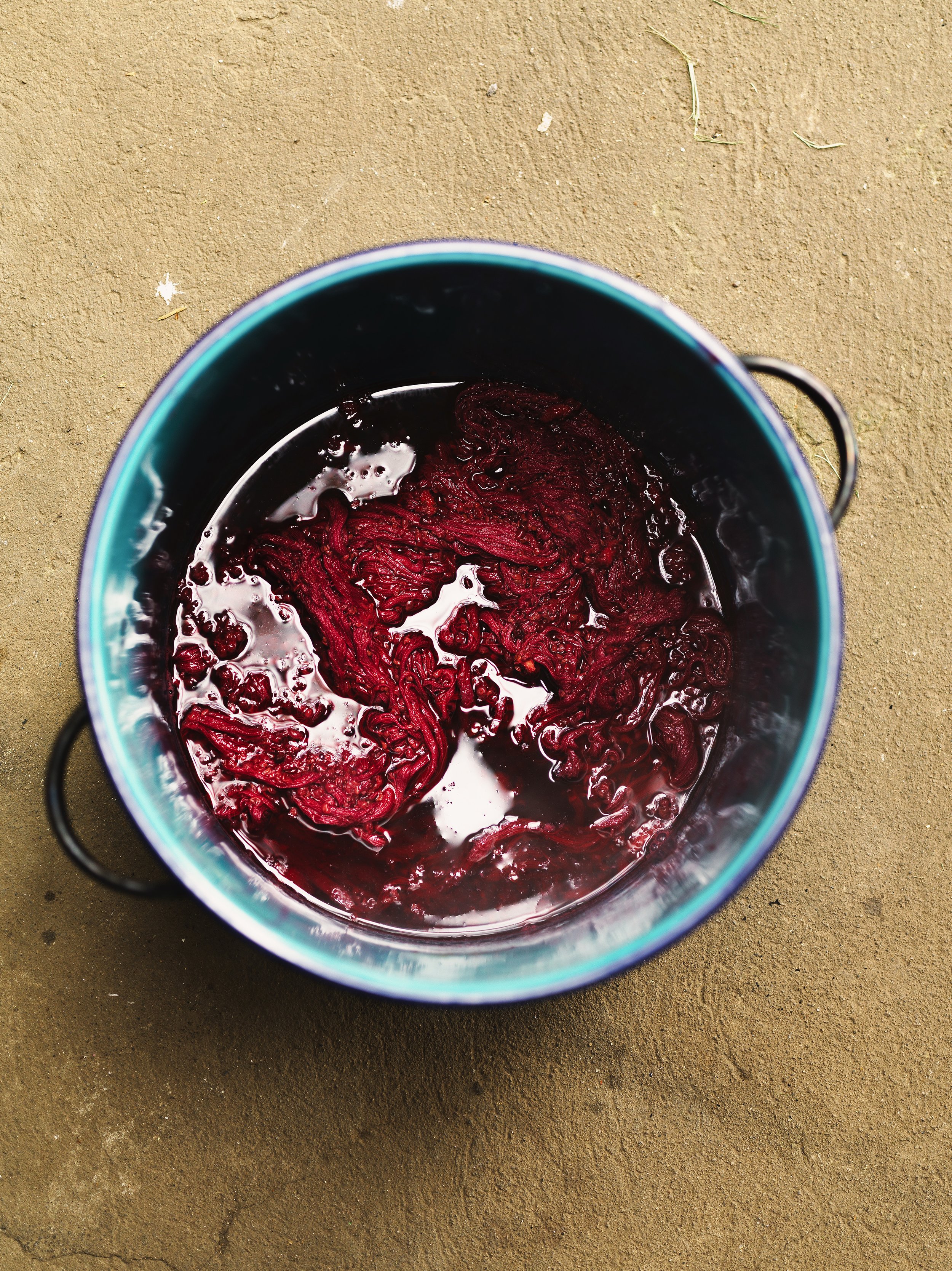 Black Berries dying yarn inside a pot
