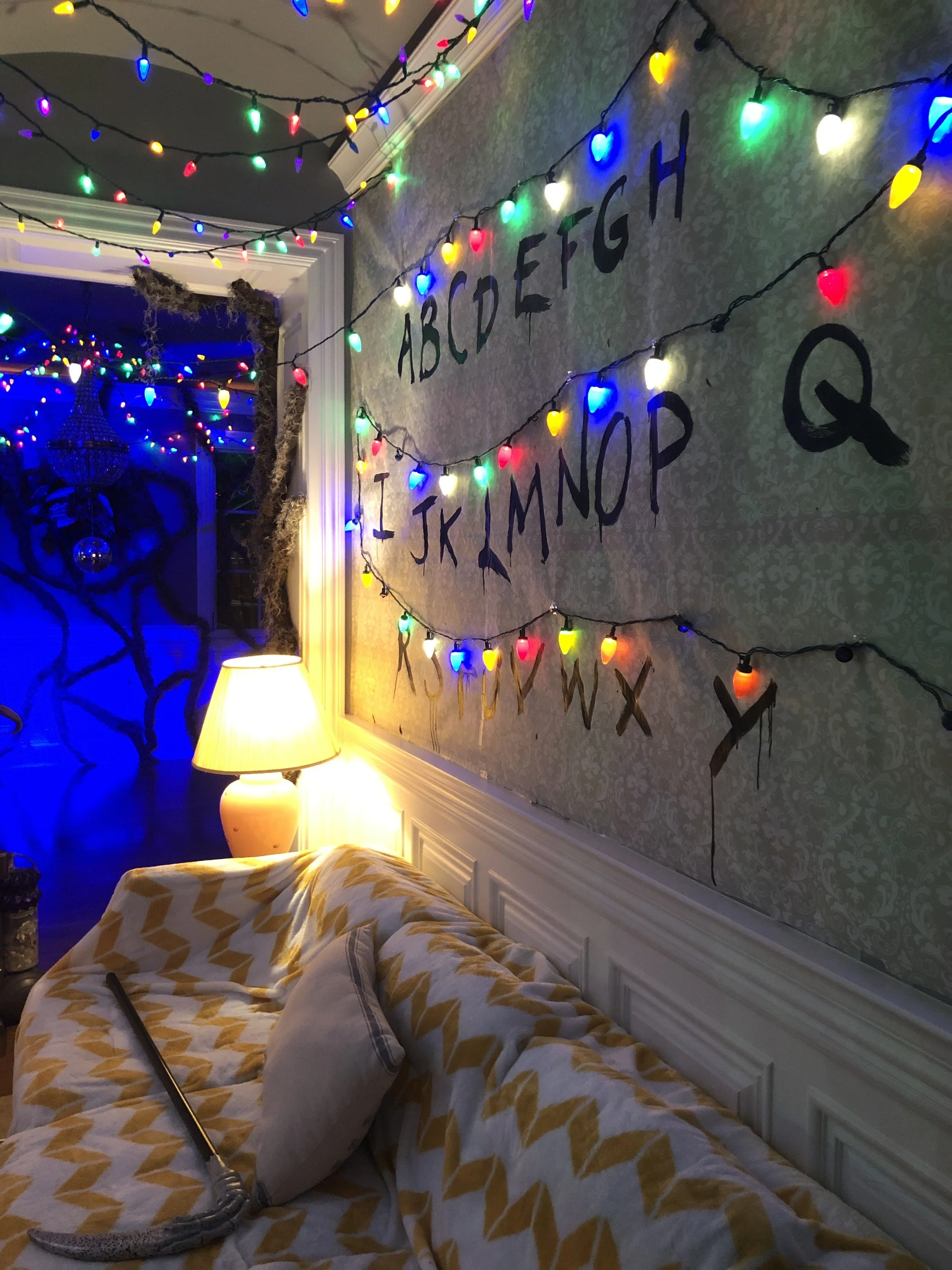 Stranger-Things-GHalloween-2019-Living-Room-1.JPG