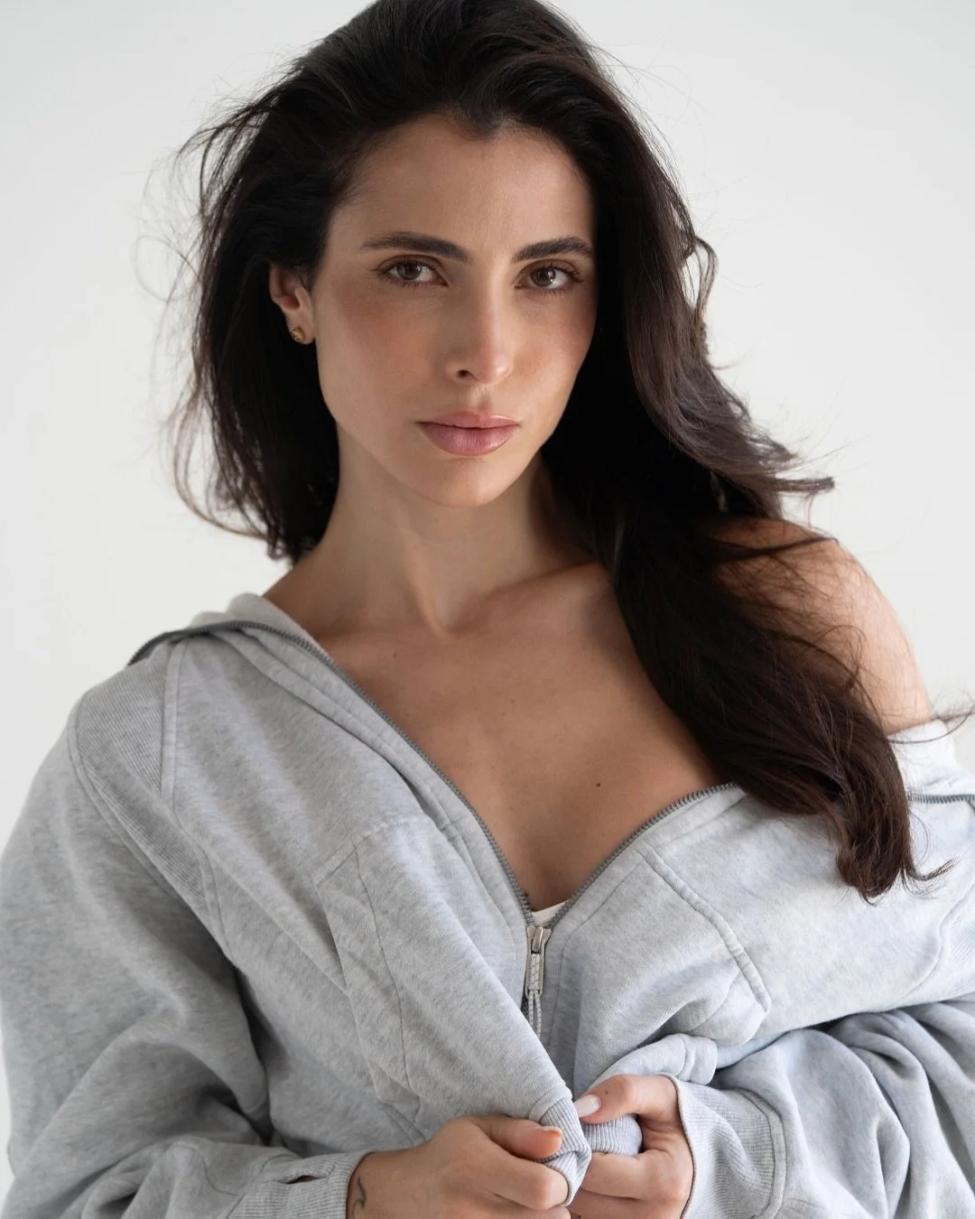 Portfolio days done properly.

Clean light. Minimal backdrop. Focus on form and expression.

@sophbreckophotography capturing Geis for updated portfolio imagery here at Storie Studio &mdash; proof that sometimes the strongest shots are the simplest o