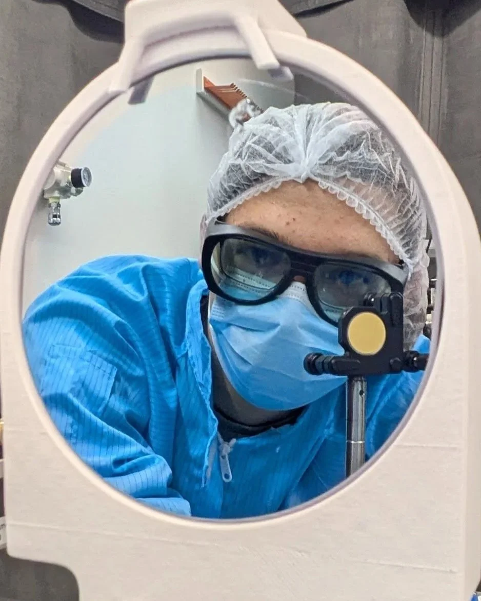 Master Student Rem Madlener working on the measurement of birefringence of a crystaline coating of a mirror.