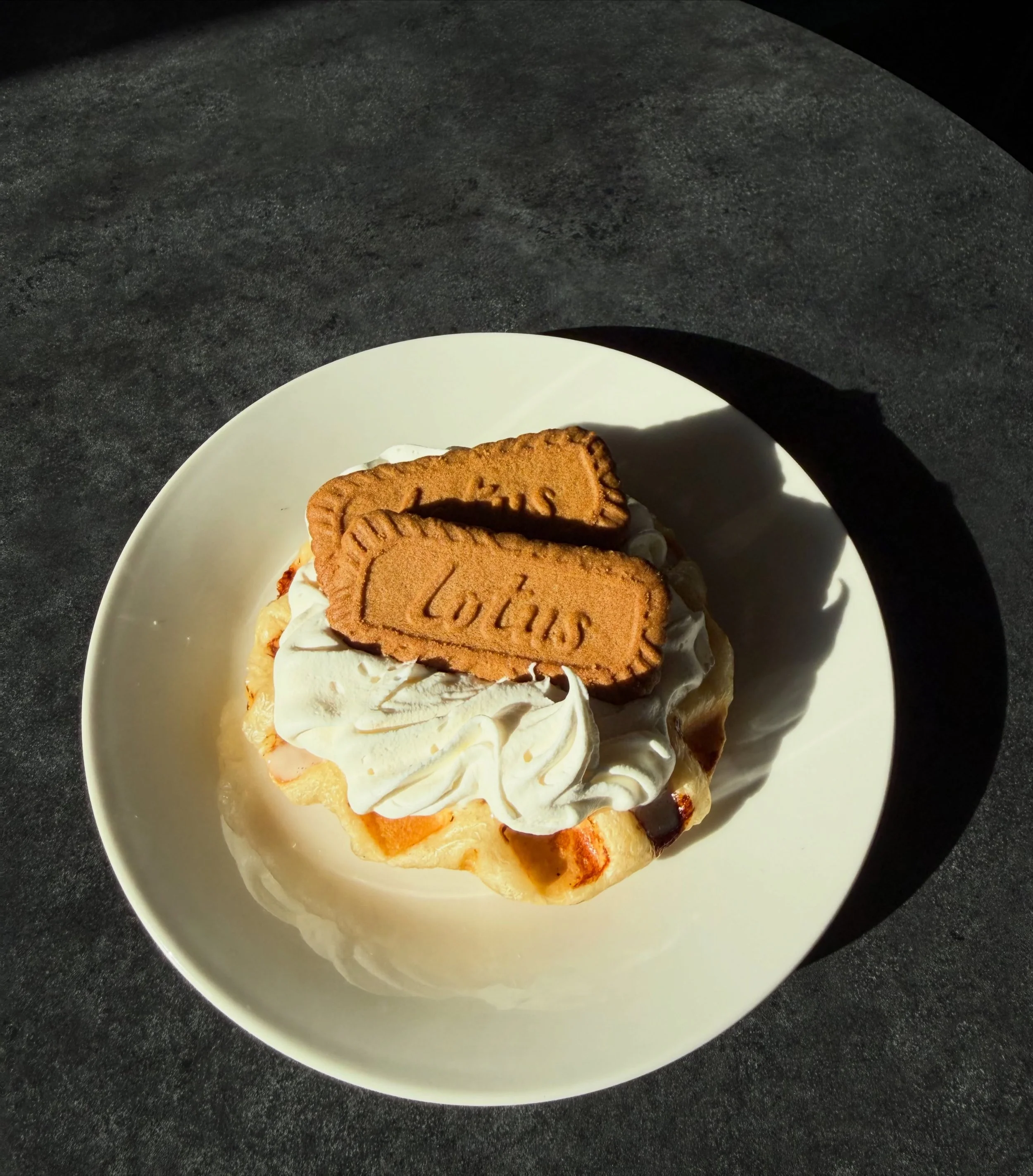 Golden, crispy, buttery croffle topped with dreamy Biscoff goodness 🤎🥐✨ One bite and you&rsquo;ll be obsessed 😍