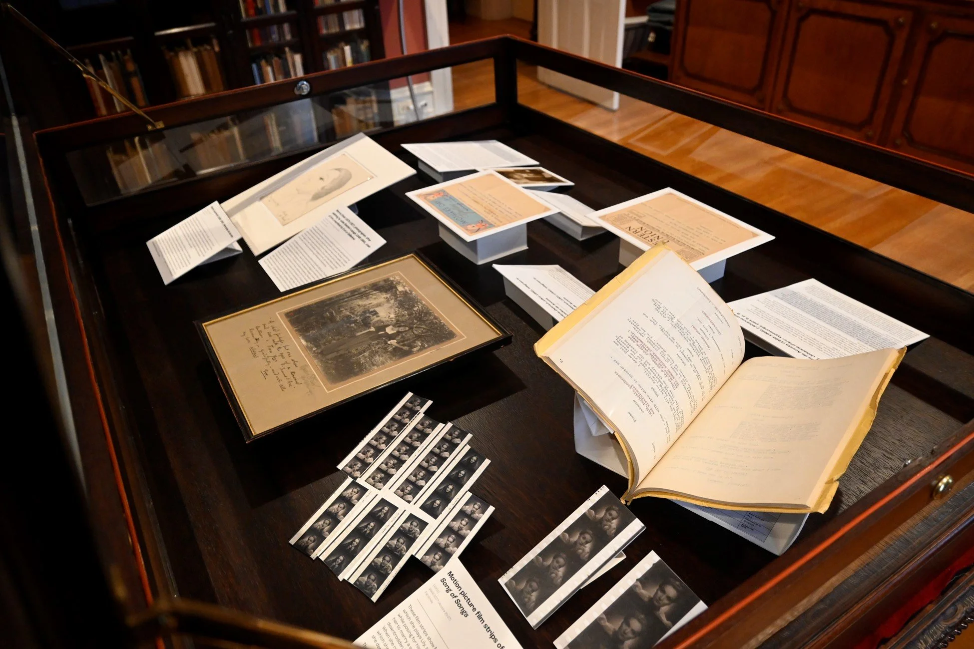 (Un)spooling the Magic Threads: The Making of a Mini-Installation at the Rosenbach