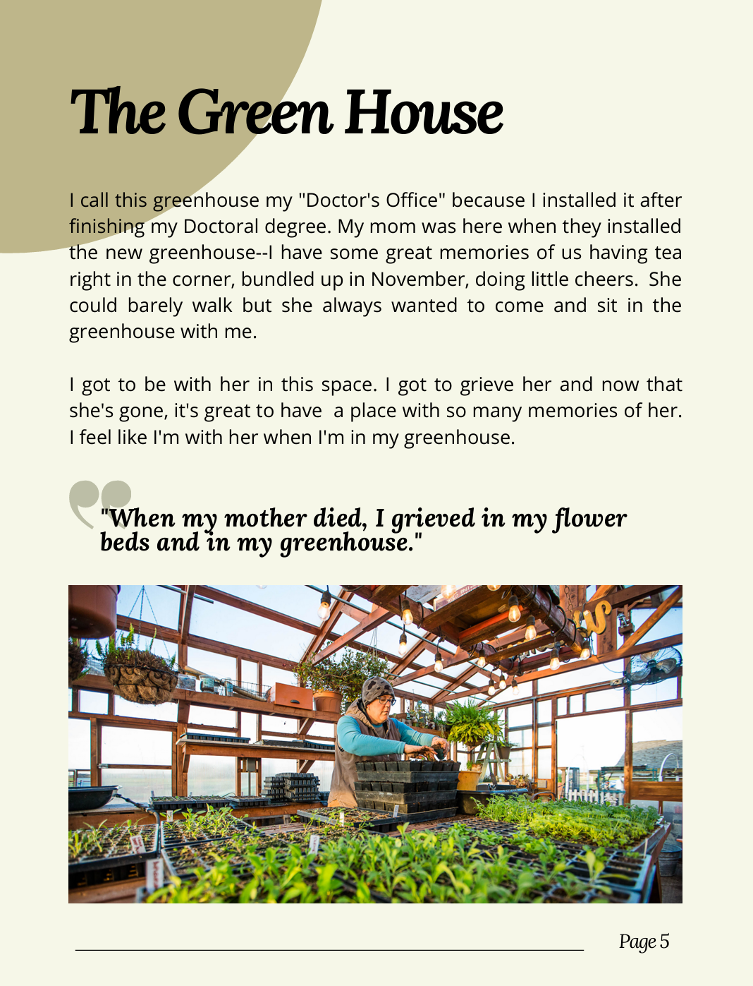 Página con un texto sobre un invernadero llamado "The Green House" y una foto de una mujer cuidando plantas en un invernadero de cristal.