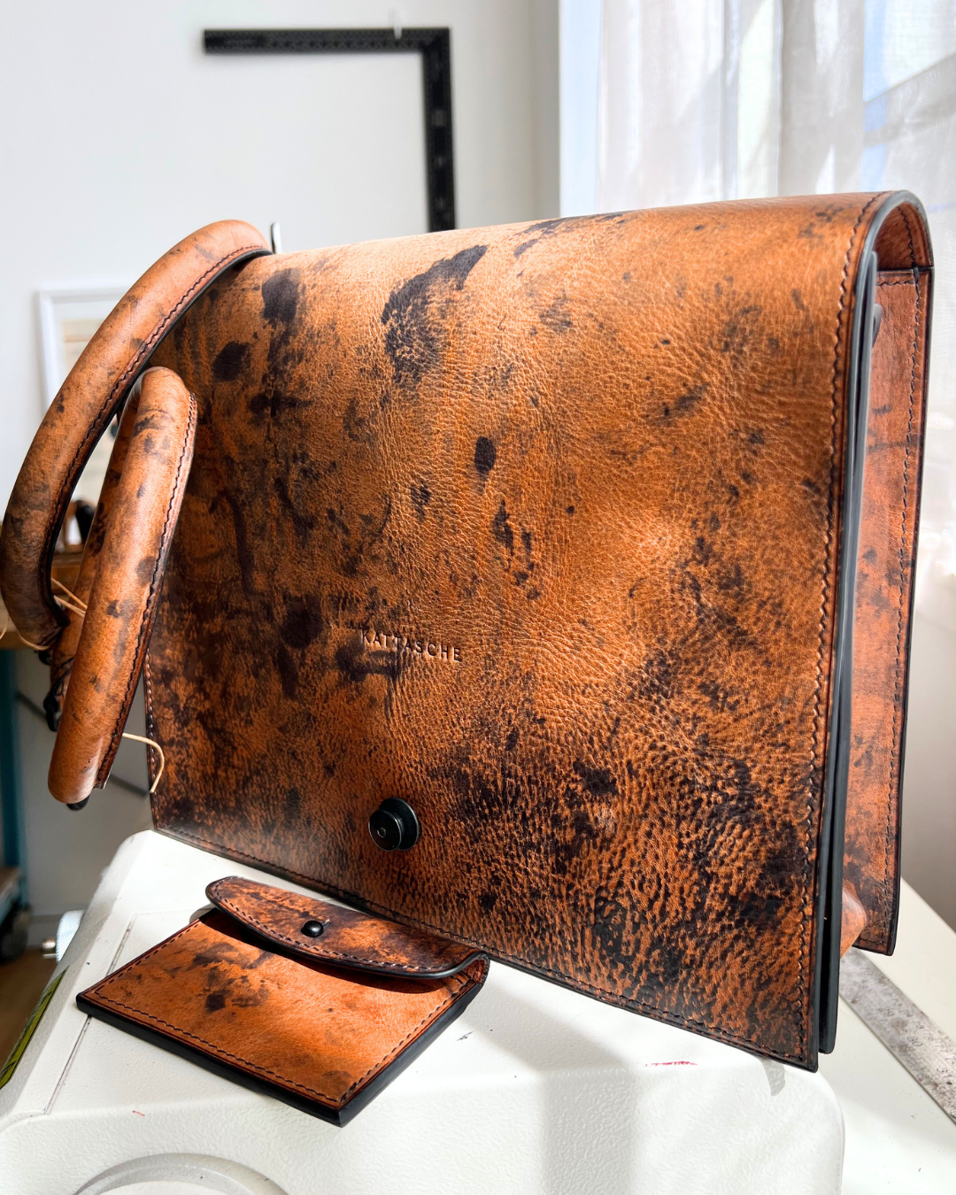 crossbody in tan/chaotic black
