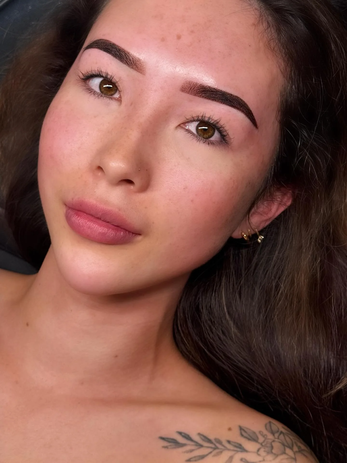 Miss @amy_cossarsmith today after her Powder Brow Tattoo perfection visit 🪄✨🧚&zwj;♀️

And whoaaaaah I'm obsessed these are going to heal a treat 🤎