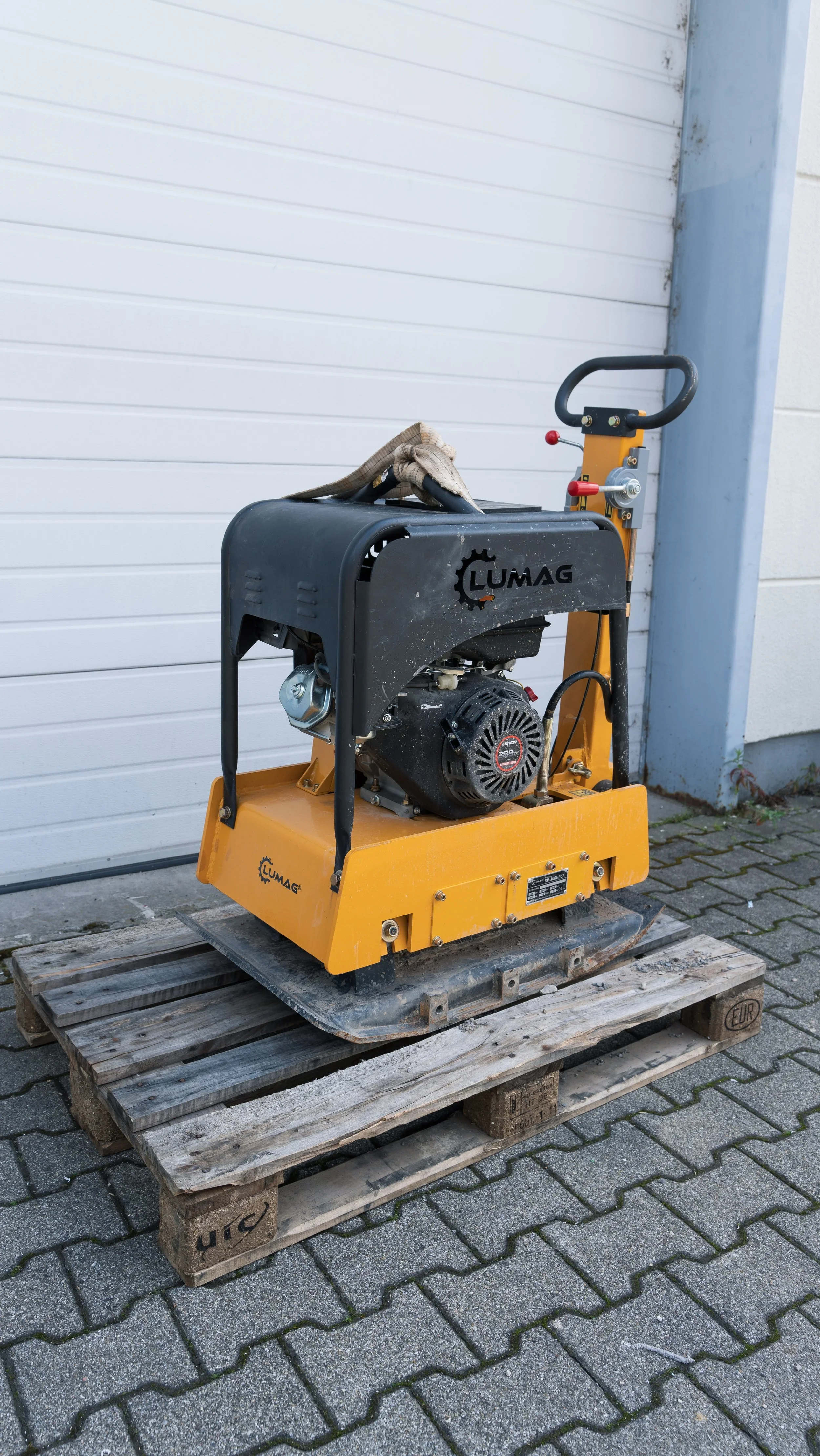 Lumag Rüttelplatte auf Palette