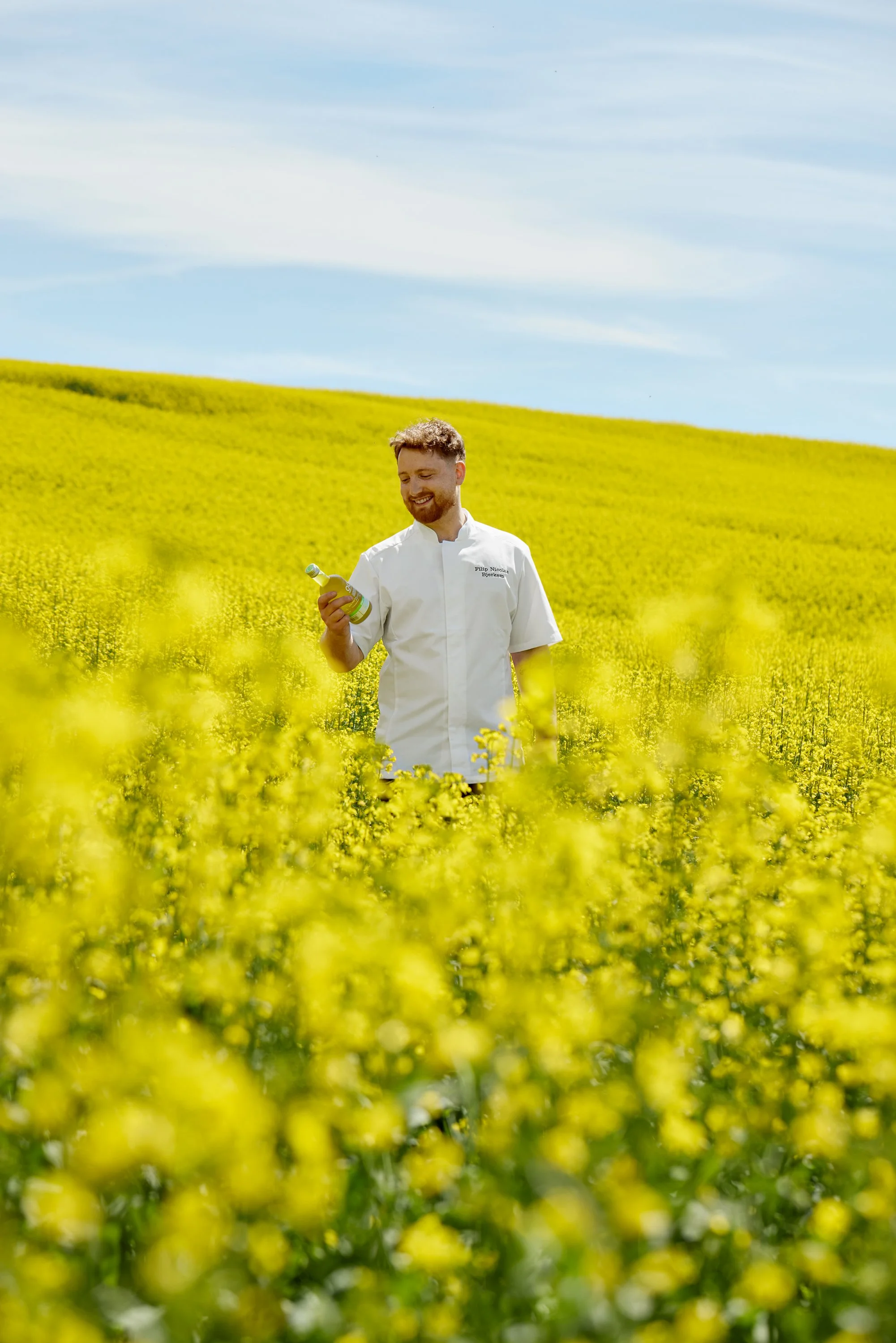Odelia Kaldpresset rapsolje - foto av Filip Bjerkem i rapsåker.