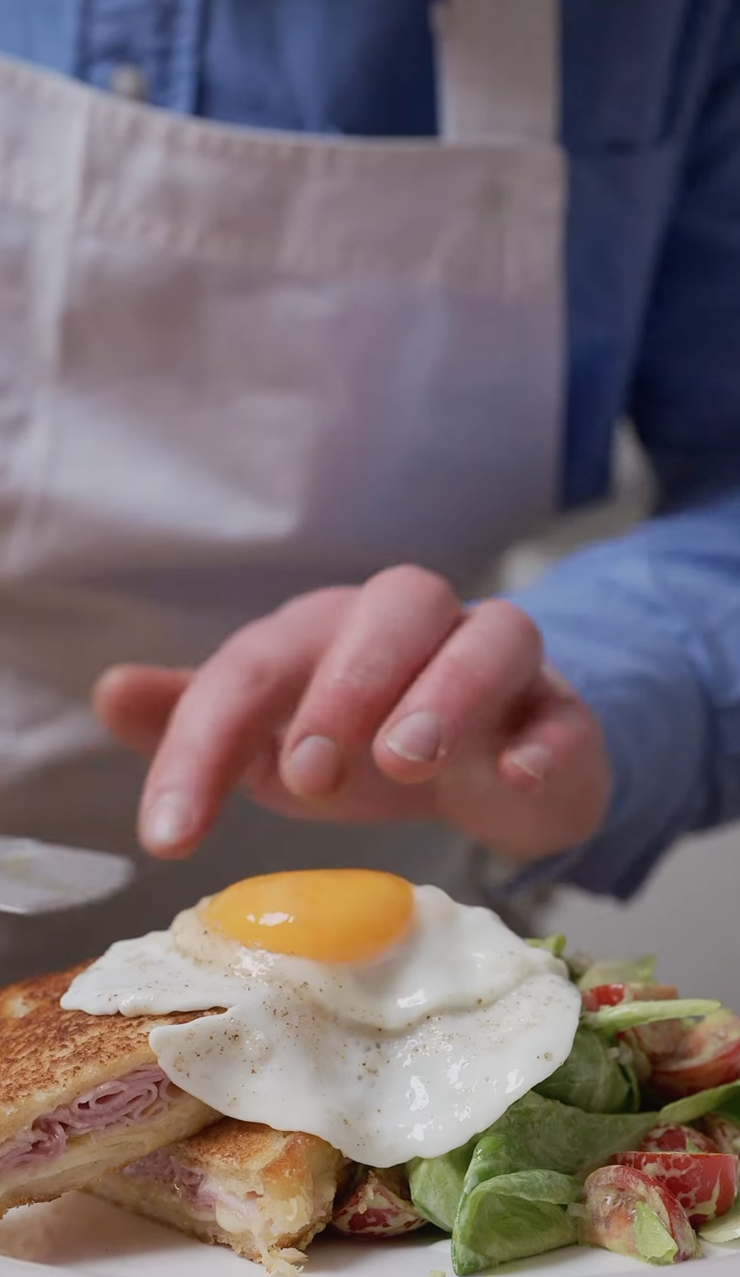 Filip kokkelerer med Odelia, her en Croque Madame