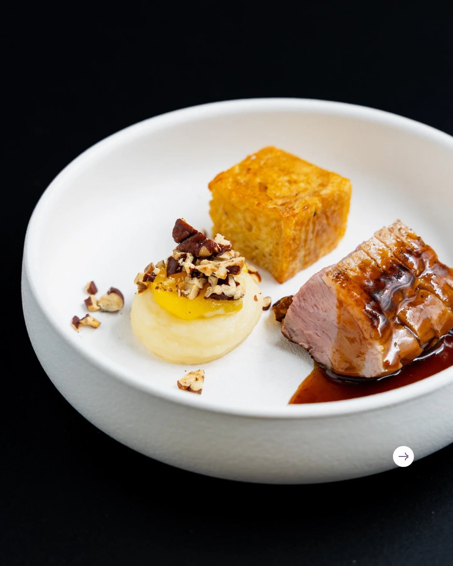 Proeven voordat het klopt 🍽️

Voor een belangrijke opdrachtgever verzorgden we een uitgebreide tasting. Het moment waarop het volledige menu samenkwam en onze chefs elke smaak, textuur en presentatie finetuneden tot alles precies stond.

Gerecht na 