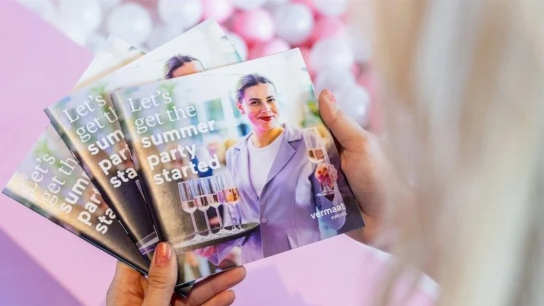 Zomer is het seizoen waarin alles samenkomt: lange avonden, frisse smaken en de behoefte om mensen &eacute;cht te verrassen. Maar hoe zorg je ervoor dat jouw event meer wordt dan &lsquo;gewoon gezellig&rsquo;? @VermaatEvents laat zien hoe je van een 