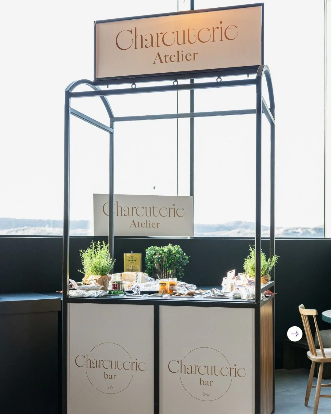 🥩 Heb je onze nieuwe charcuterie kar al gezien? 

Een klassieker, maar dan n&eacute;t even anders. Volledig te personaliseren in uitstraling, assortiment en opbouw. Van fijn gesneden delicatessen tot verrassende combinaties die passen bij jouw event