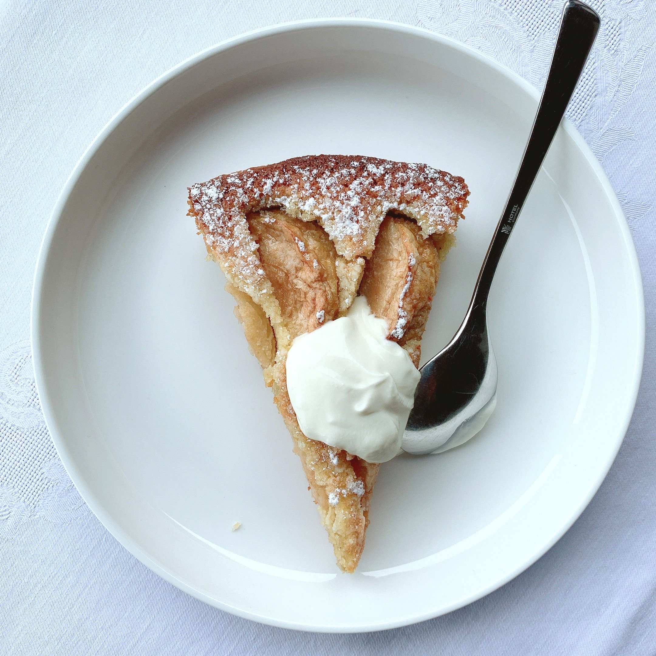 Tarte with almond cream and apples
