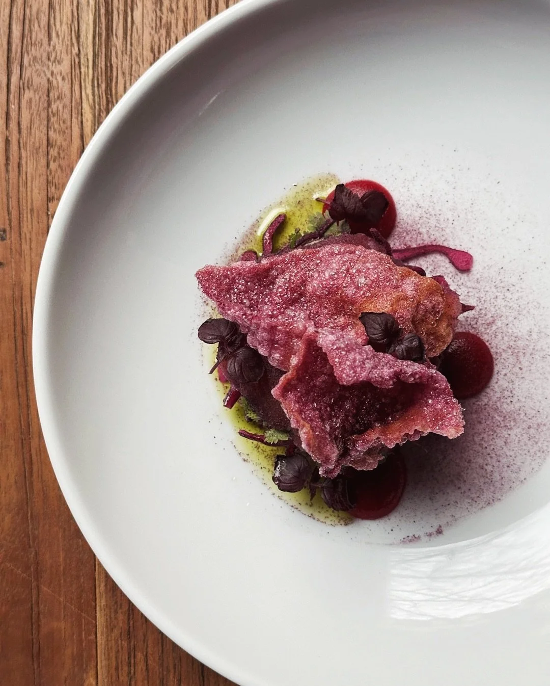 The new starter @vera.restaurantberlin that I photographed a couple of days again. I particularly like the composition and the colors of this dish. Like everything that Joey does, it is as visually stunning as delicious 😋.

#foodporn #foodphotograph