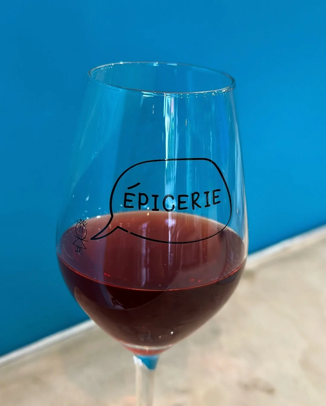 The address of the week ✨ This time in Beaujolais, where we stopped on our way back from my parents in Languedoc Roussillon to Germany.
📍 L&rsquo;&Eacute;picerie, in Saint-&Eacute;tienne-des-Oulli&egrave;res, is a unique spot where you can shop orga