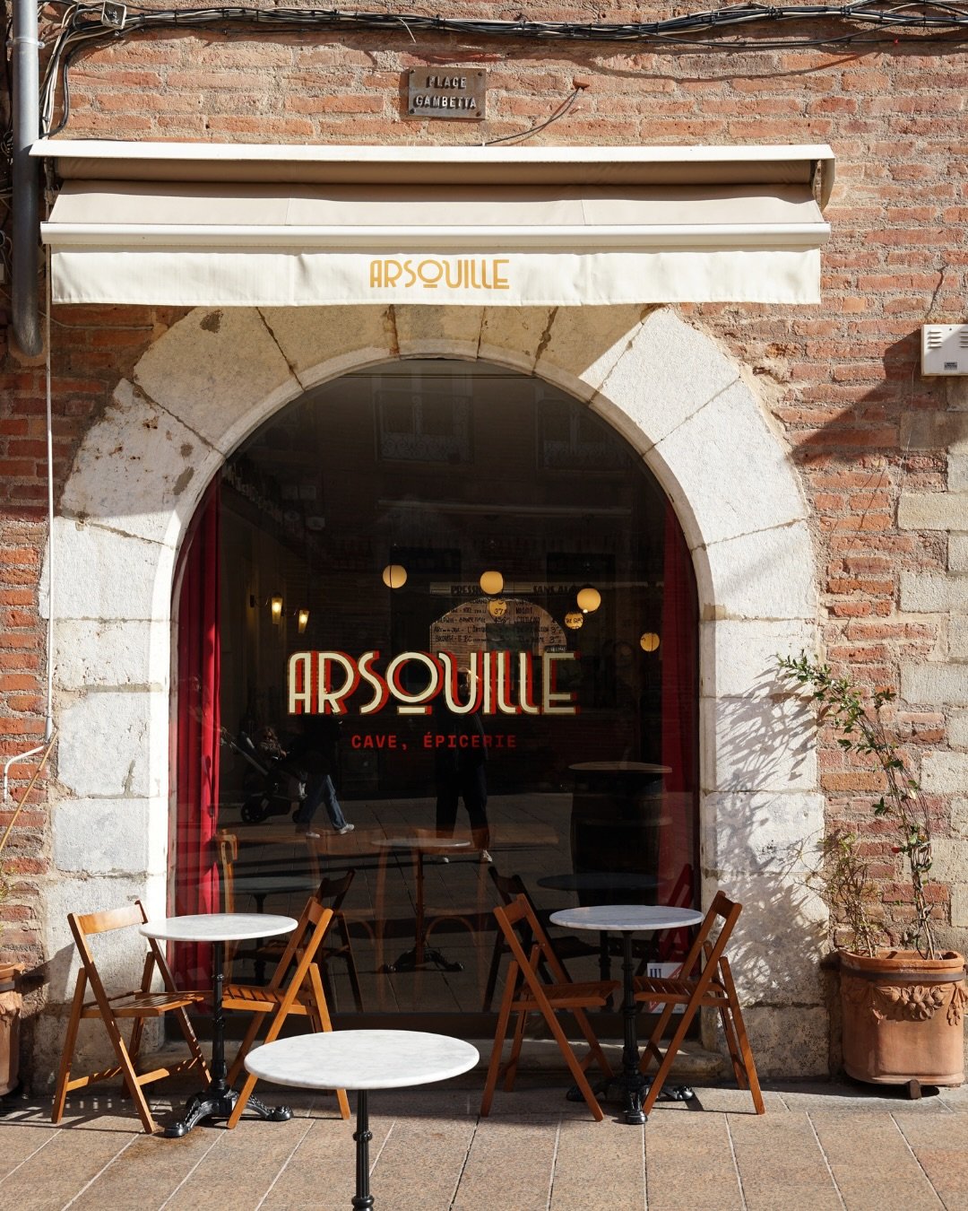 Arsouille

Dorian Guittet et Chris Rodriguez, c&rsquo;est @arsouille.perpi, sur la place Gambetta, juste au pied de la Cath&eacute;drale &agrave; Perpignan.

Dorian a grandi dans les vignes. Son p&egrave;re est vigneron dans la r&eacute;gion et cela 