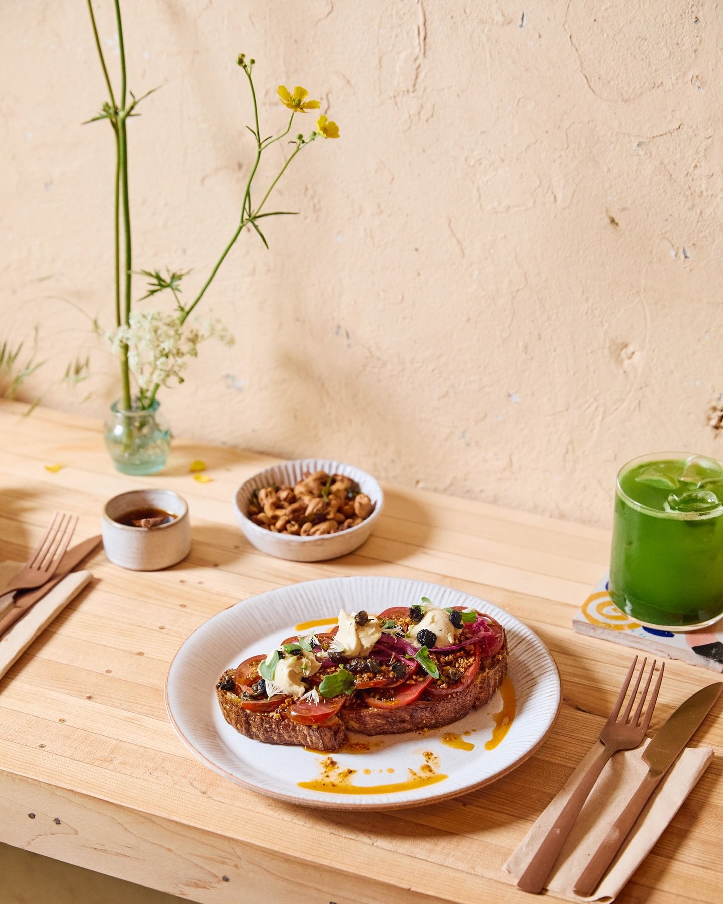 Perfect spot for solo dining - come for a class, sauna @andsoulsanctuary stay for brunch / lunch / a matcha fresca ~ matcha + coconut water + add an in house syrup ❤️&zwj;🔥
🍽️ Tomato Toast - sourdough, fresh toms, salsa macha, whipped &lsquo;ricott