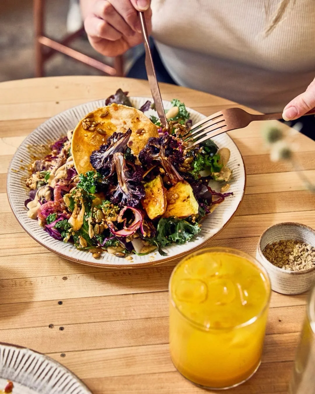 The Mexican Tostada. One of our signature salads and this one sure packs a punch 🌶

Crunchy tostada tops a bed of black beans, quinoa, red cabbage, kale, seasonal veggies and hot pickles. All served alongside our homemade chipotle crema and toasted 