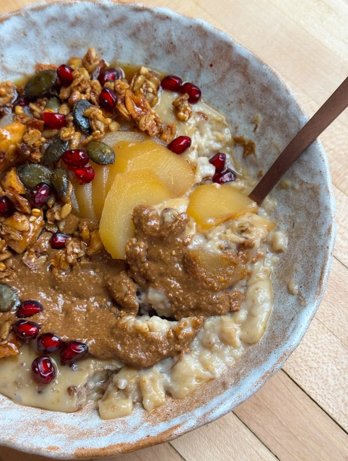 Our Sweet Porridge starts with @hodmedods British-grown flaked grains, a beautiful blend with a mix from UK farms using regenerative methods that nourish the soil, support biodiversity and champion whole, diverse crops. We pair this with our in-house