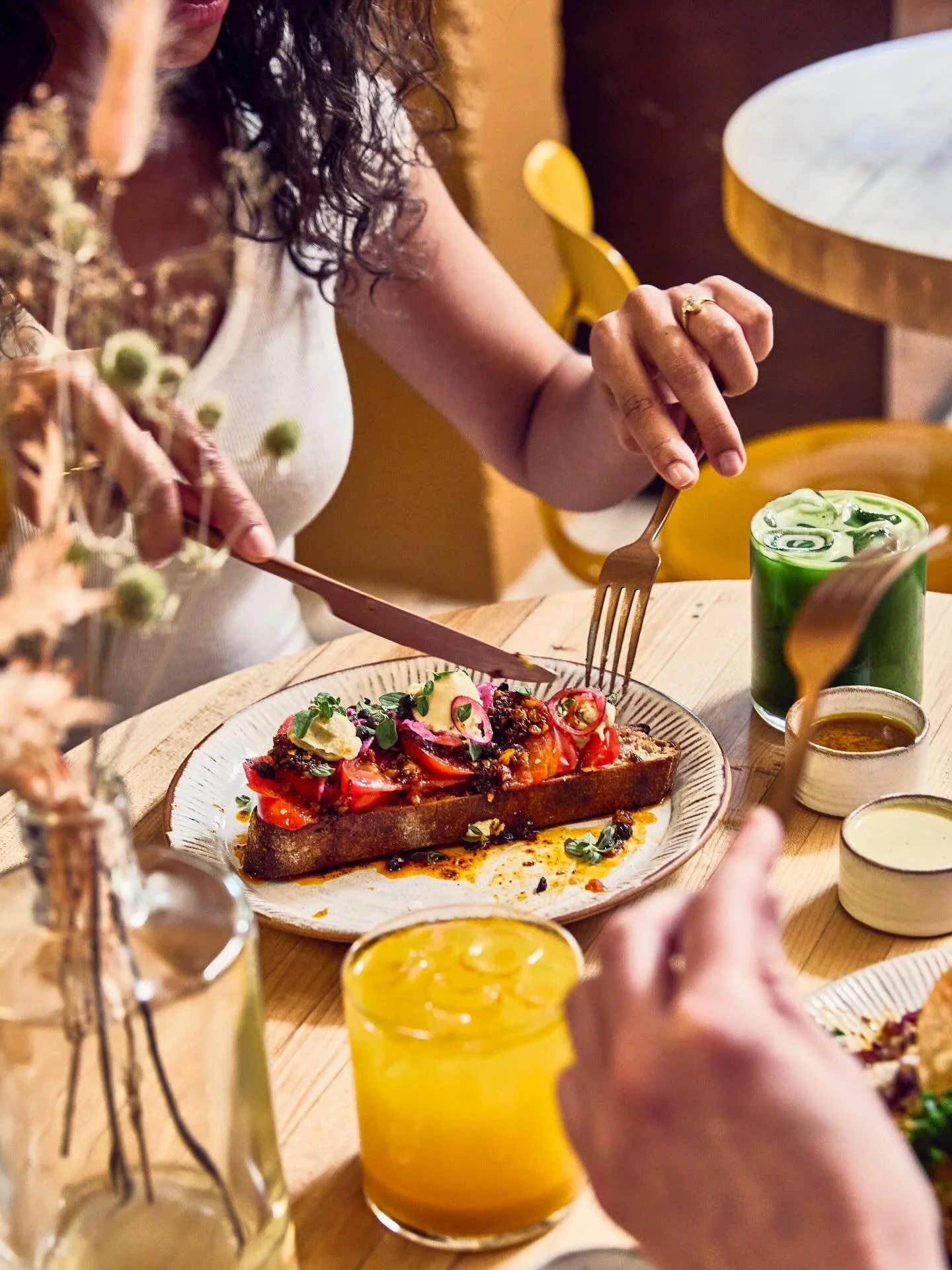 LUNCH @palmgreens 🌴

Celebrating plants everyday all day. 

&bull; Winter Tomato Toast on e5 sourdough, in house salsa macha, whipped ricotta, crispy caper, pickle &amp; oregano

&bull; Green Goddess Noodles, deep umami miso dressing, black rice noo