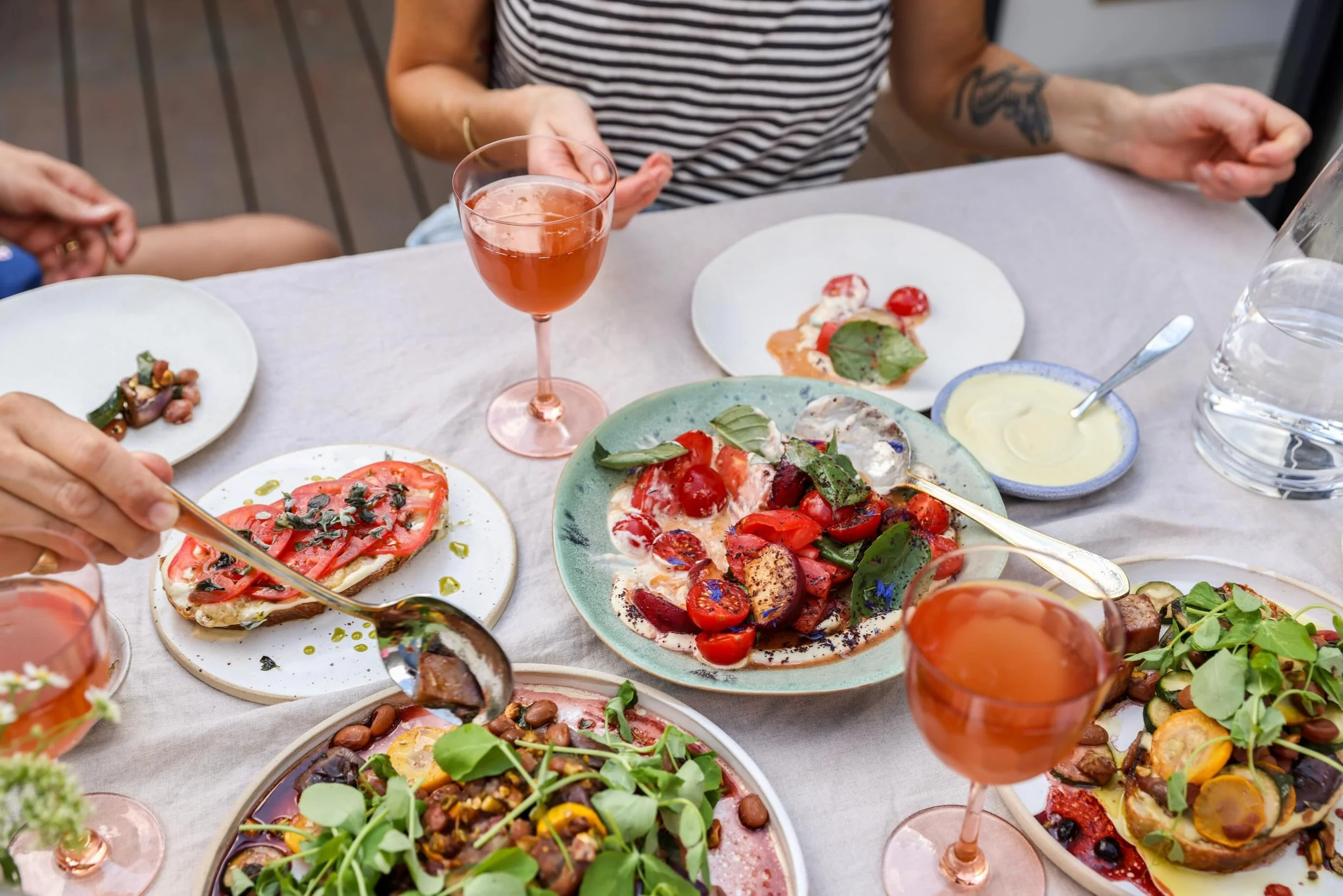 SUMMER EATING INCOMING @palmgreens 

Summer specials in the cafe, new seasonal events menus, easy fresh picnic friendly recipes to your inbox. 

Keep following for updates. 🍓🍓

📸 @ahcreativeldn