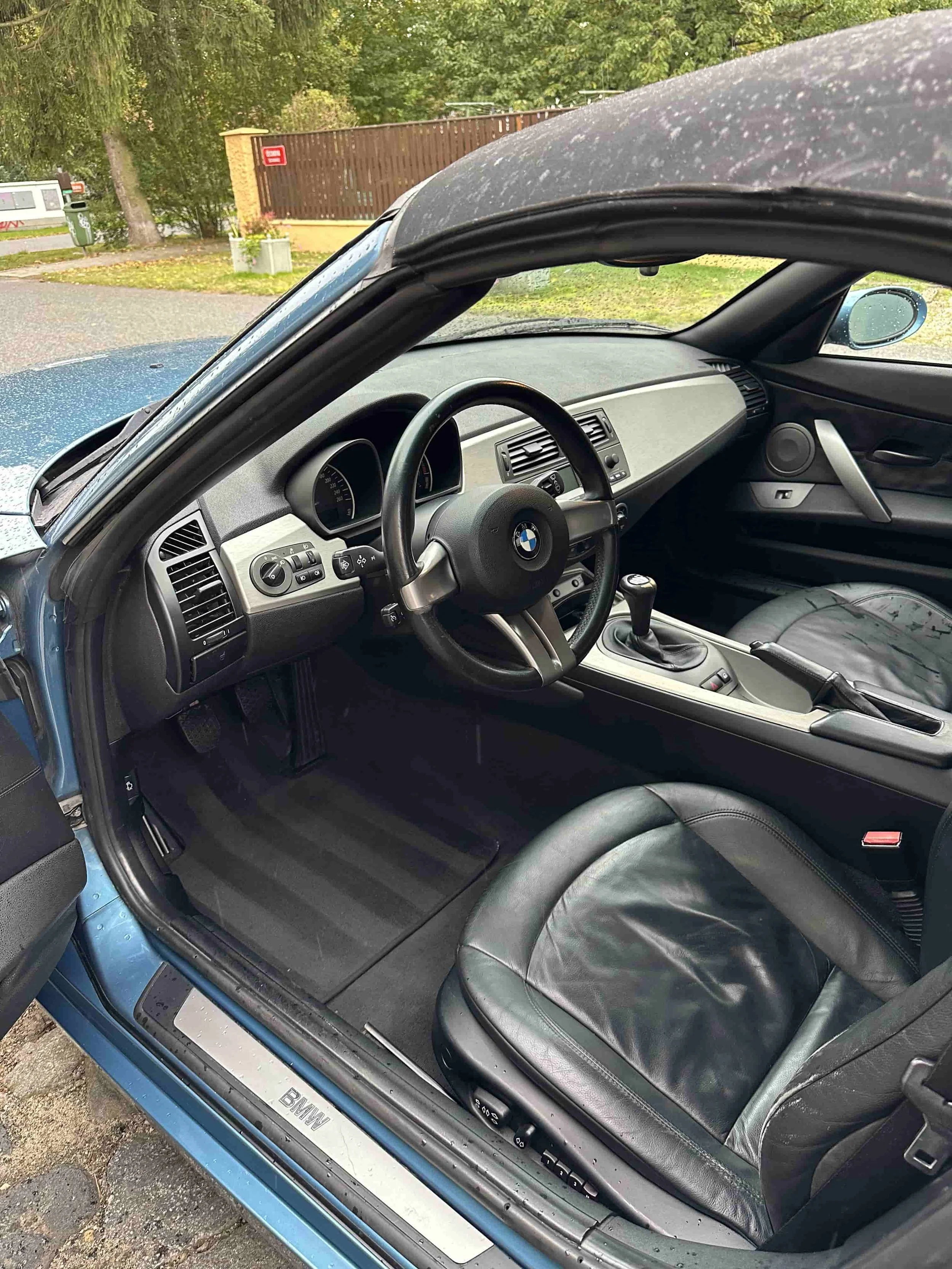 Interiér BMW po detailním čištění – obnovený vzhled a dokonalá čistota.