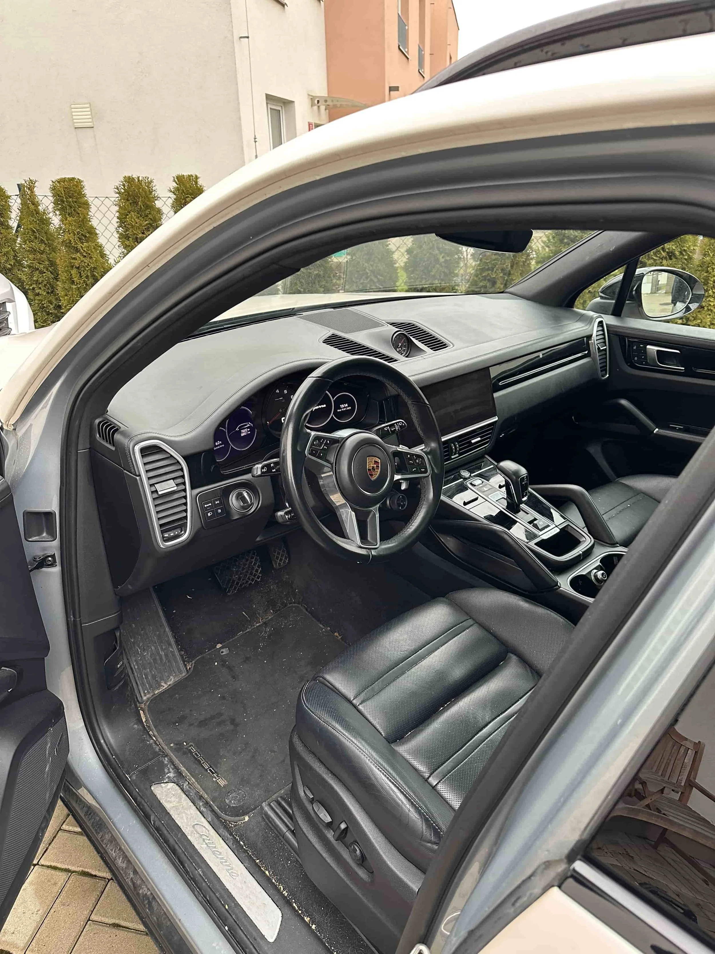 Interiér porsche před čištěním – nadměrné znečištění a prach v interiéru.