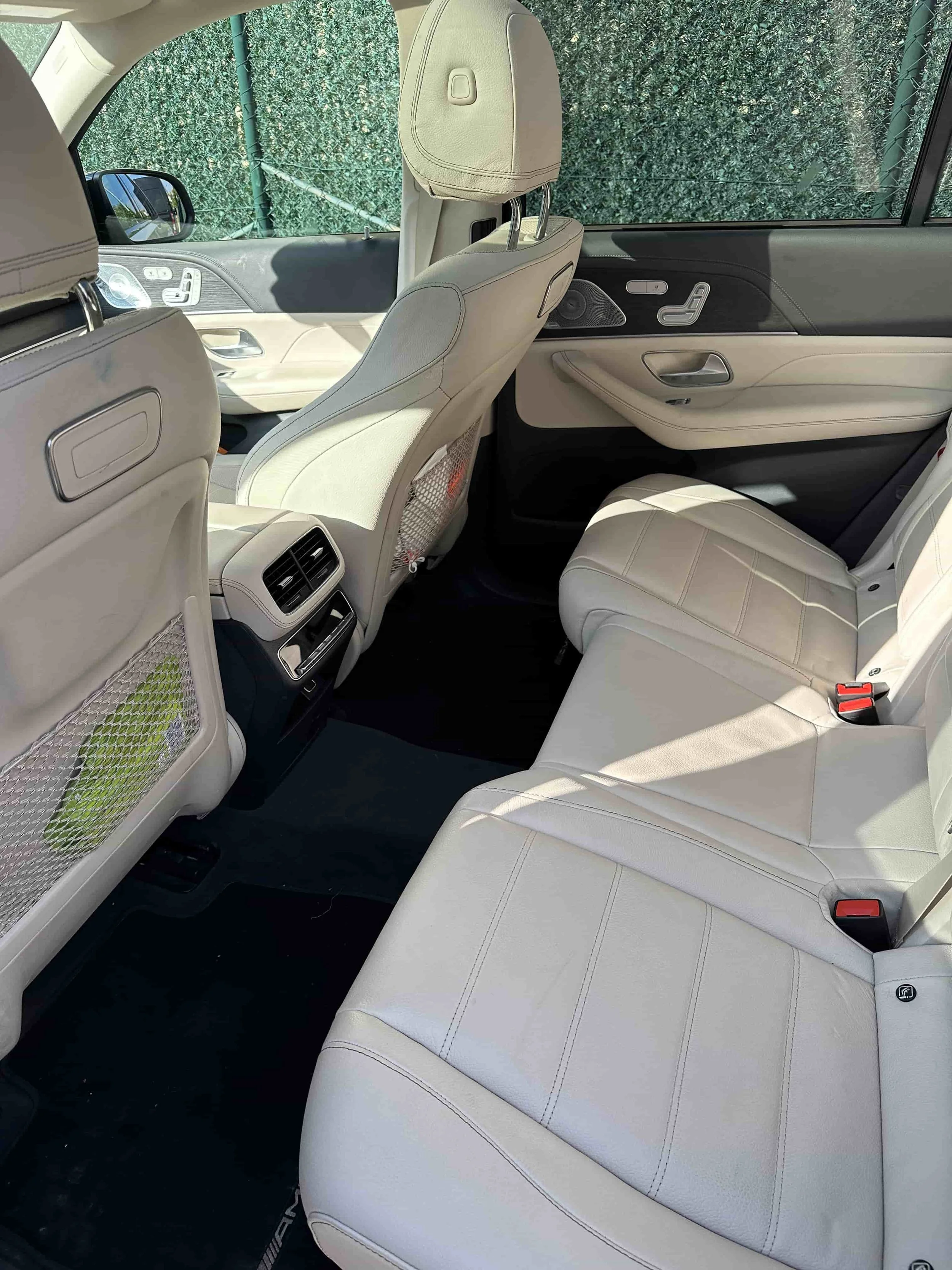 Interiér Mercedesu před hloubkovým čištěním – znečištěná a flekatá sedadla.