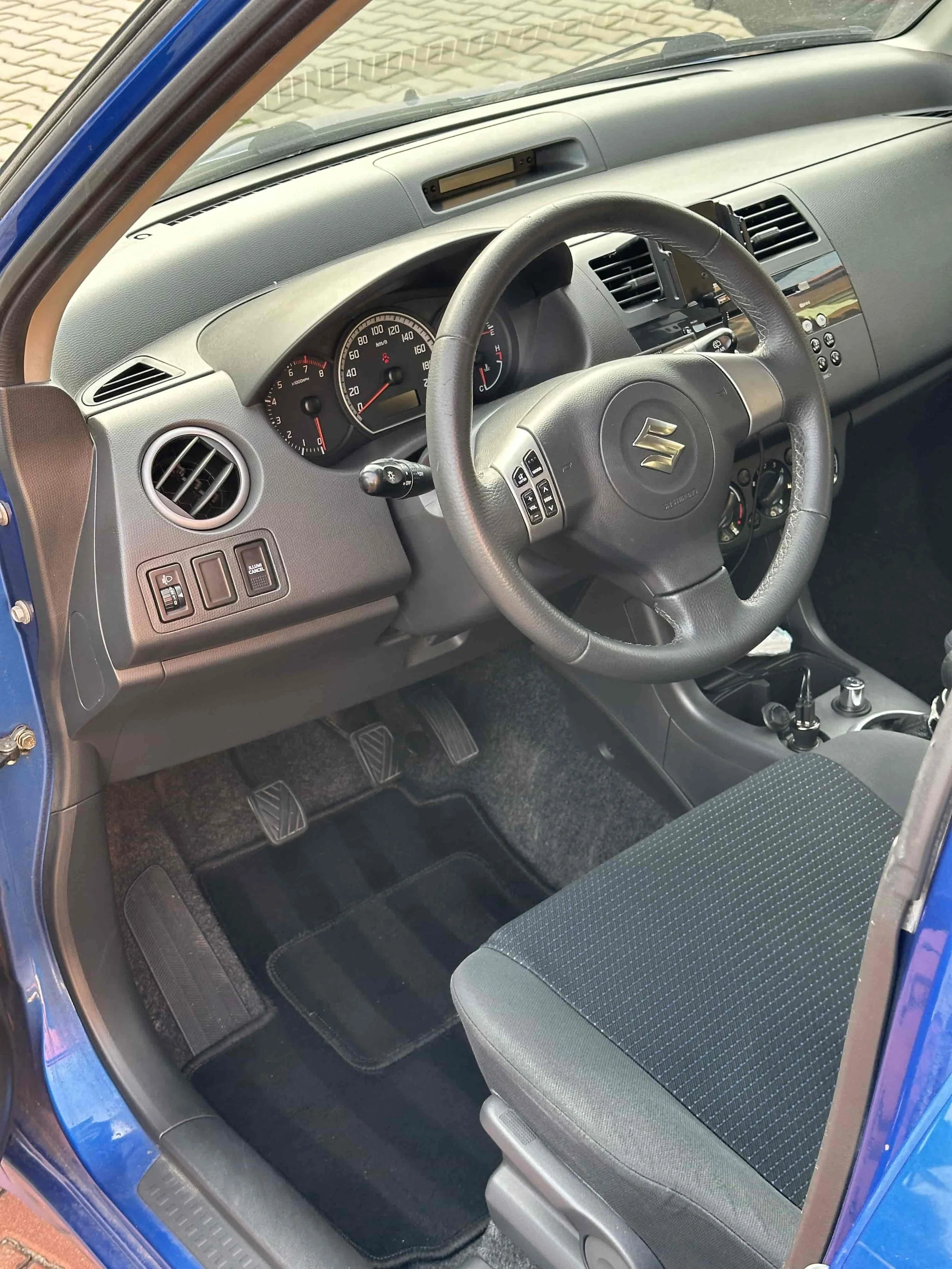 Interiér Suzuki po hloubkovém ručním čištění – perfektní výsledek s Lumi Detailing.