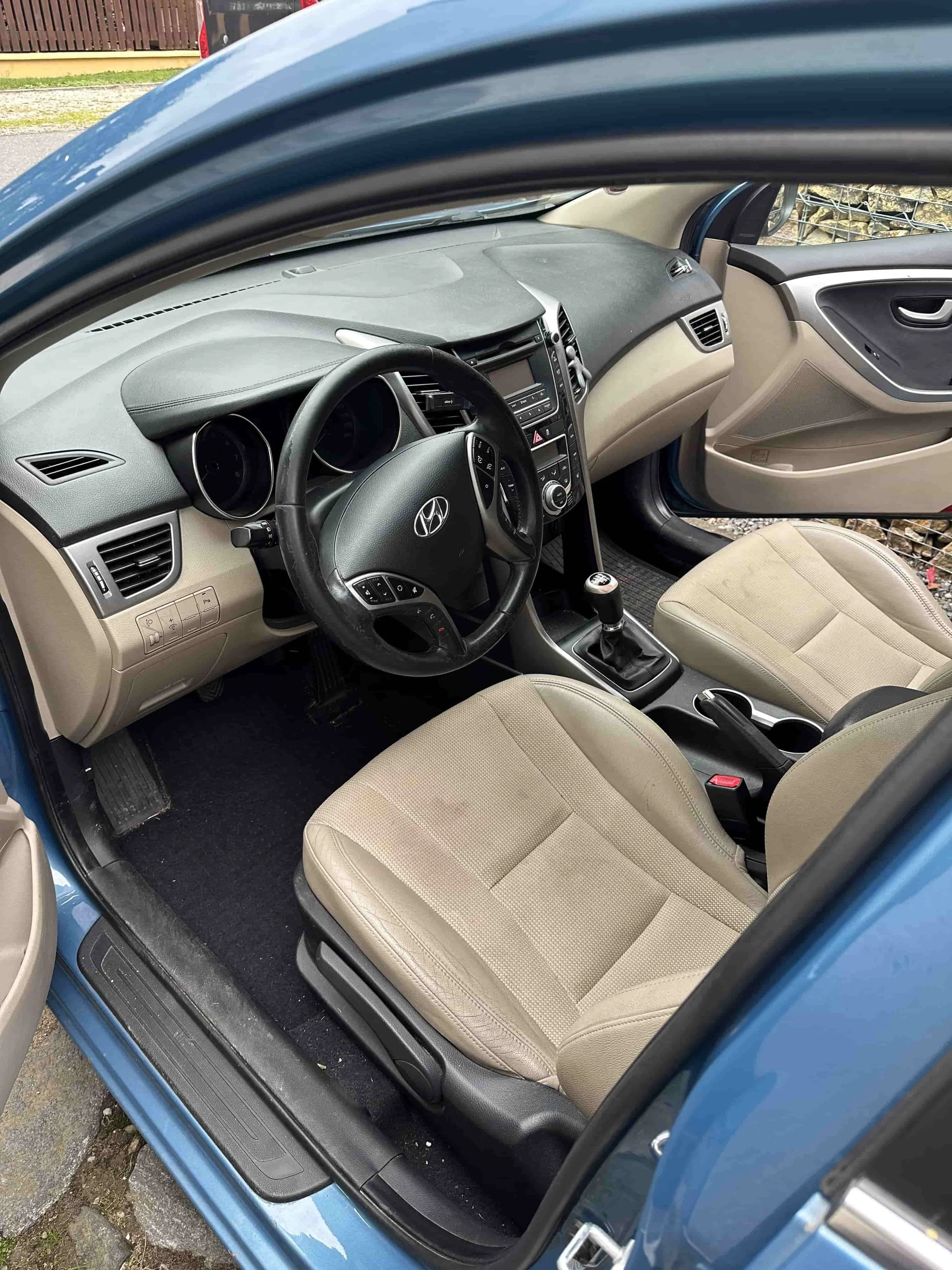 Interiér Hyundai před hloubkovým čištěním – znečištěná sedadla a podlaha.