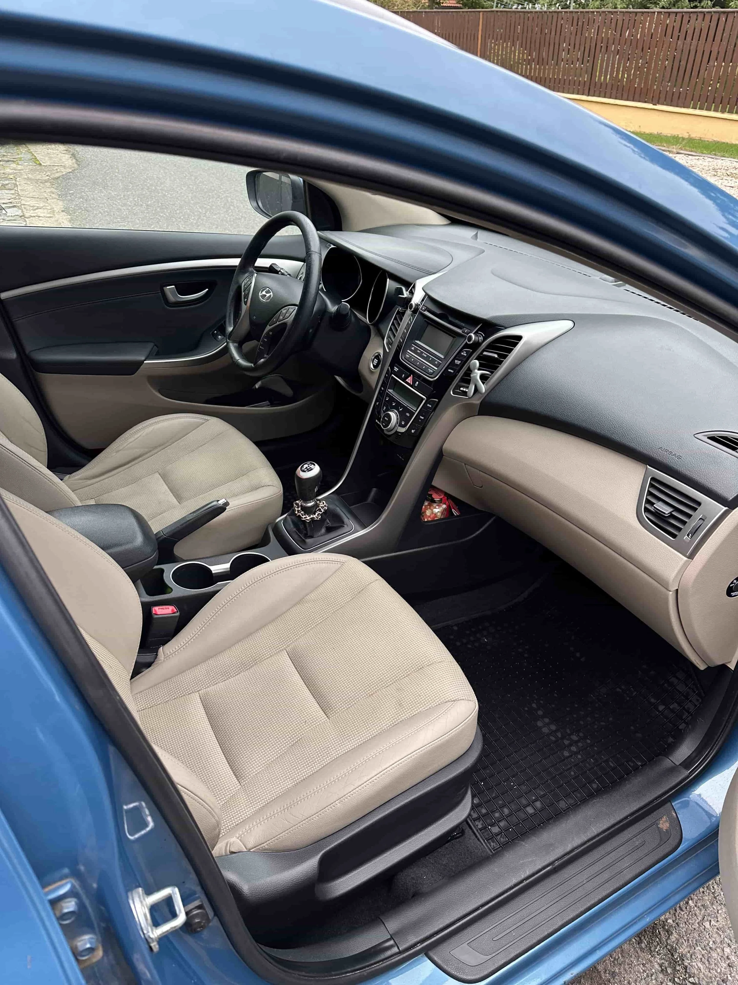 Interiér Hyundai po detailním čištění – precizně vyčištěné povrchy a sedadla.