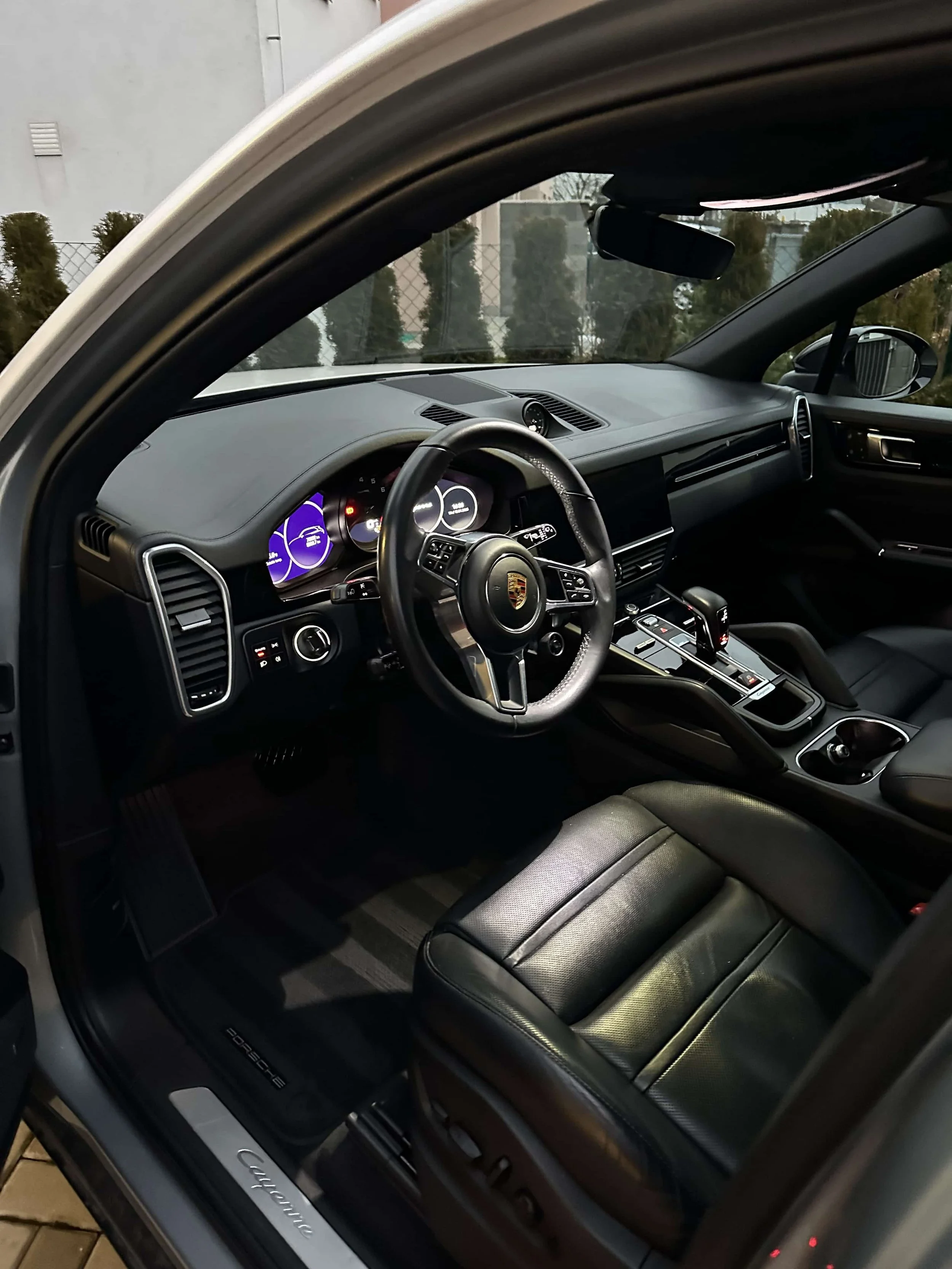 Interiér Porsche po ručním čištění – perfektní výsledek s Lumi Detailing.