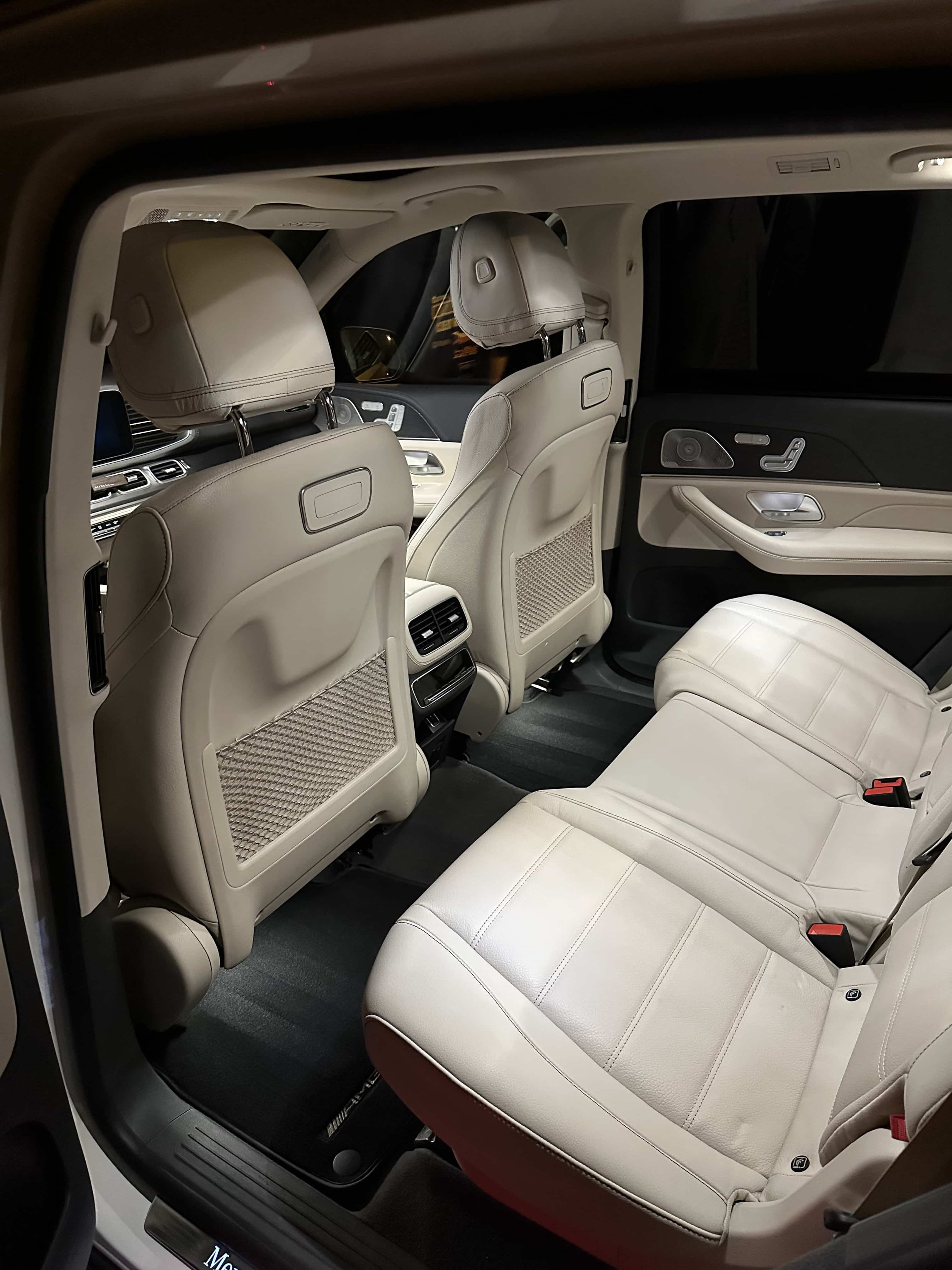 Interiér Mercedesu po hloubkovým čištěním – Čistá kožená sedadla