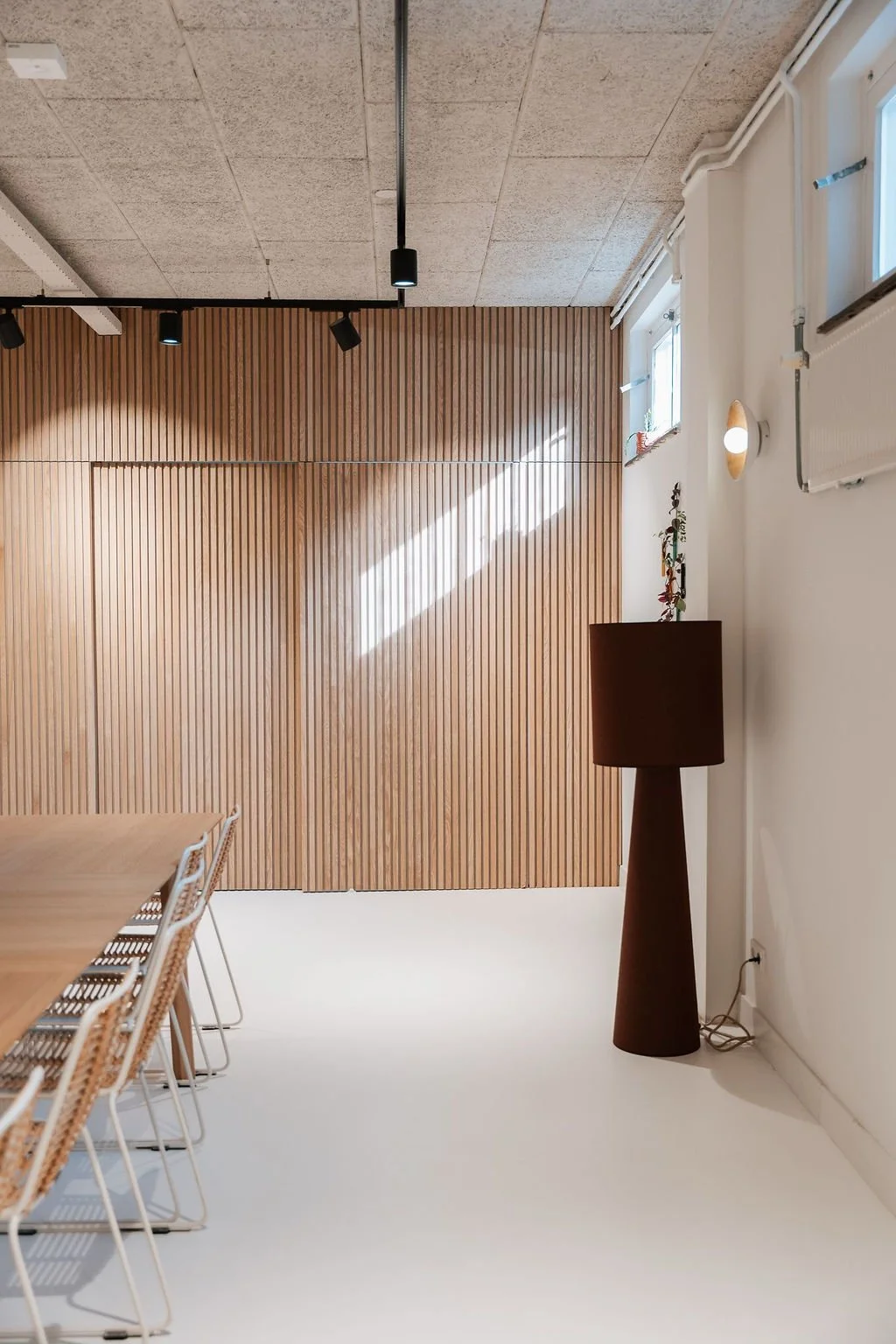 Vergaderruimte met zacht, minimalistische interieur  