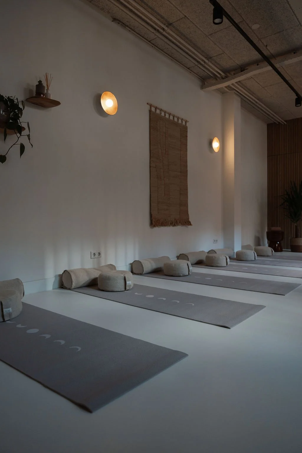meditatiekussens en matten aanwezig, ruimte te huur voor ademwerk, meditatie workshops etc