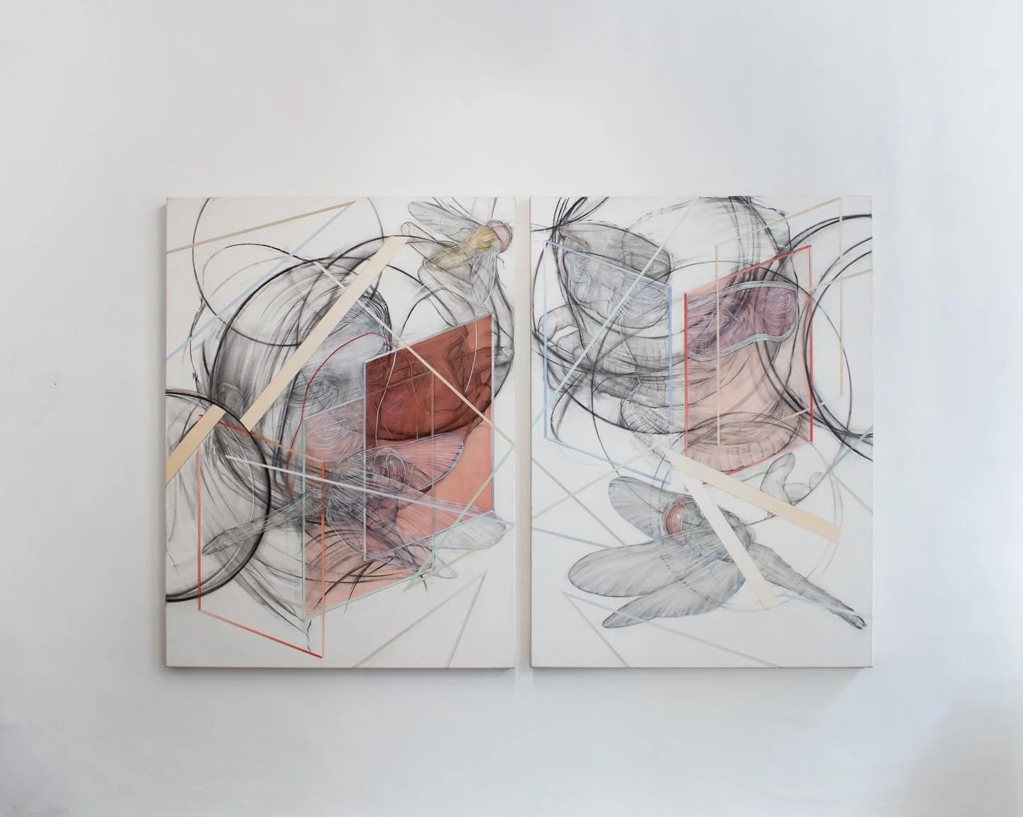 ZUGUNRUHE #2
charcoal / acrylic on canvas, 2022 - 160 x 120 cm

ZUGUNRUHE #3
charcoal / acrylic on canvas, 2022 - 160 x 120 cm 

Stylianos Schicho constructs spaces in which proximity and distance are in a fragile balance. In his works, lines, perspe